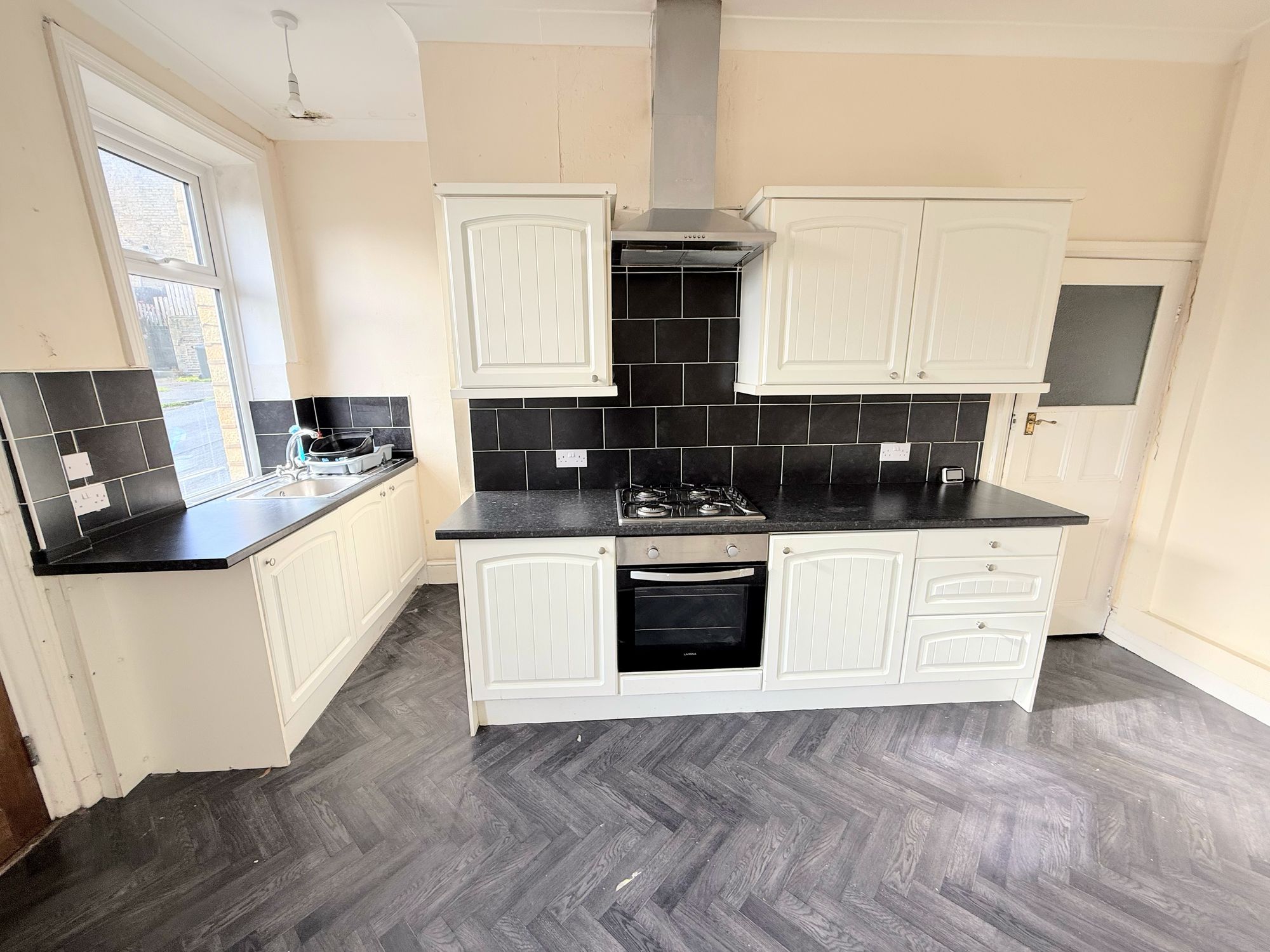 2 bed mid-terraced house for sale in East Park Road, Halifax 4