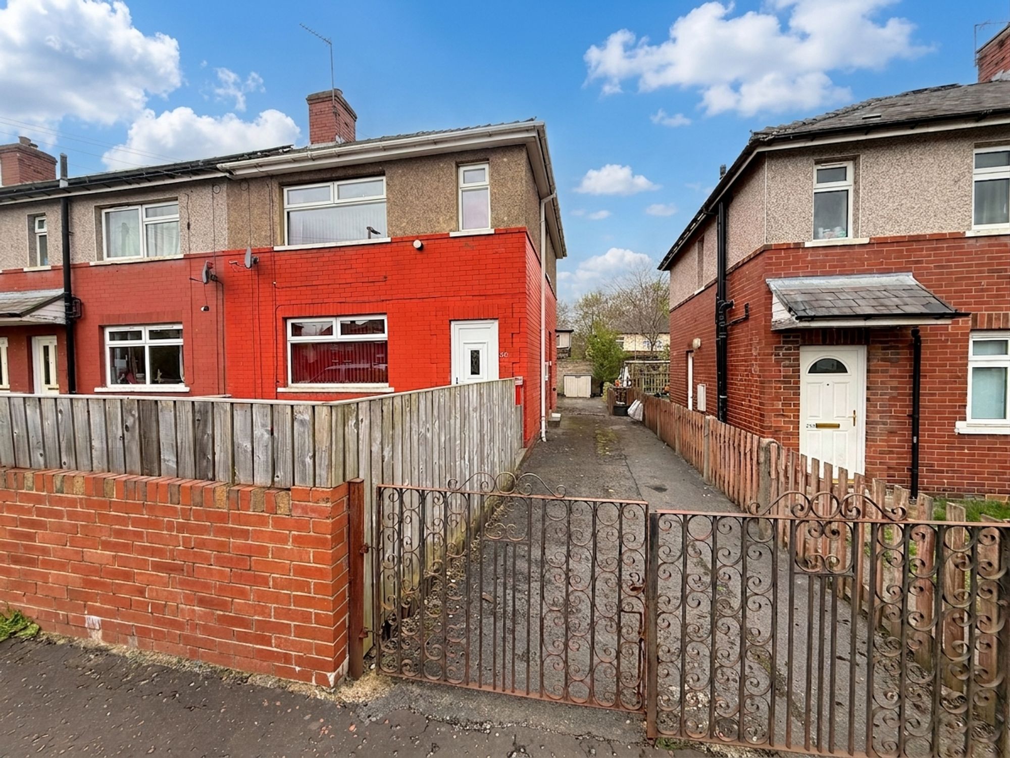 2 bed end of terrace house for sale in Backhold Drive, Halifax - Property Image 1