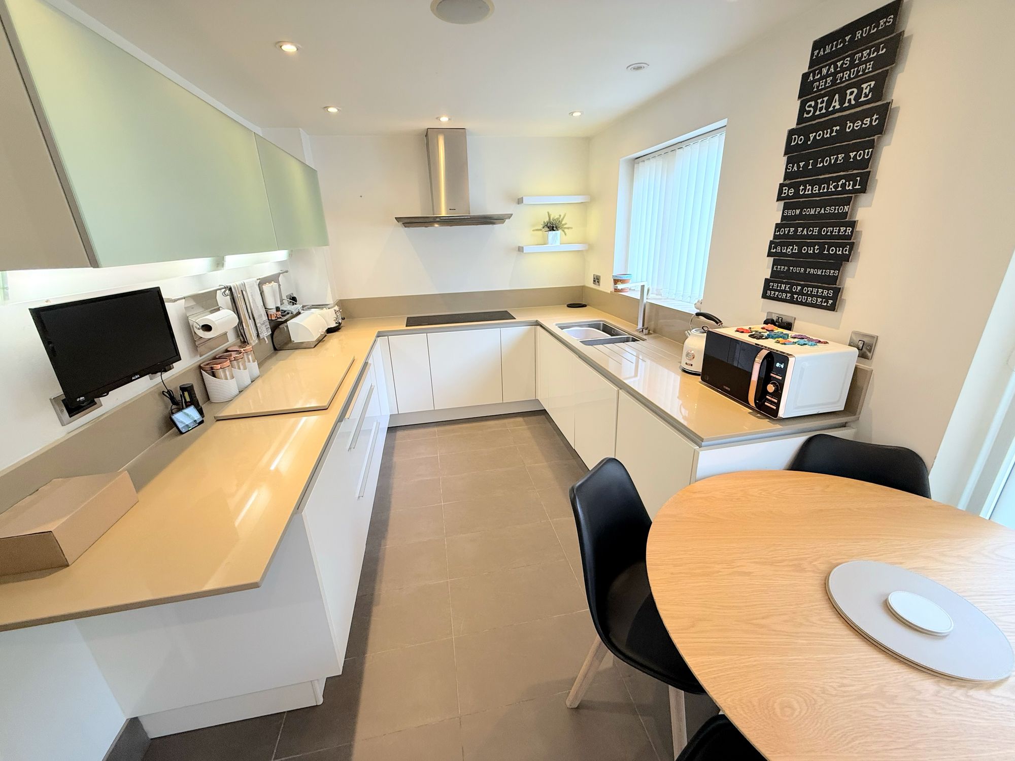 4 bed end of terrace house for sale in Portland Road, Halifax  - Property Image 2