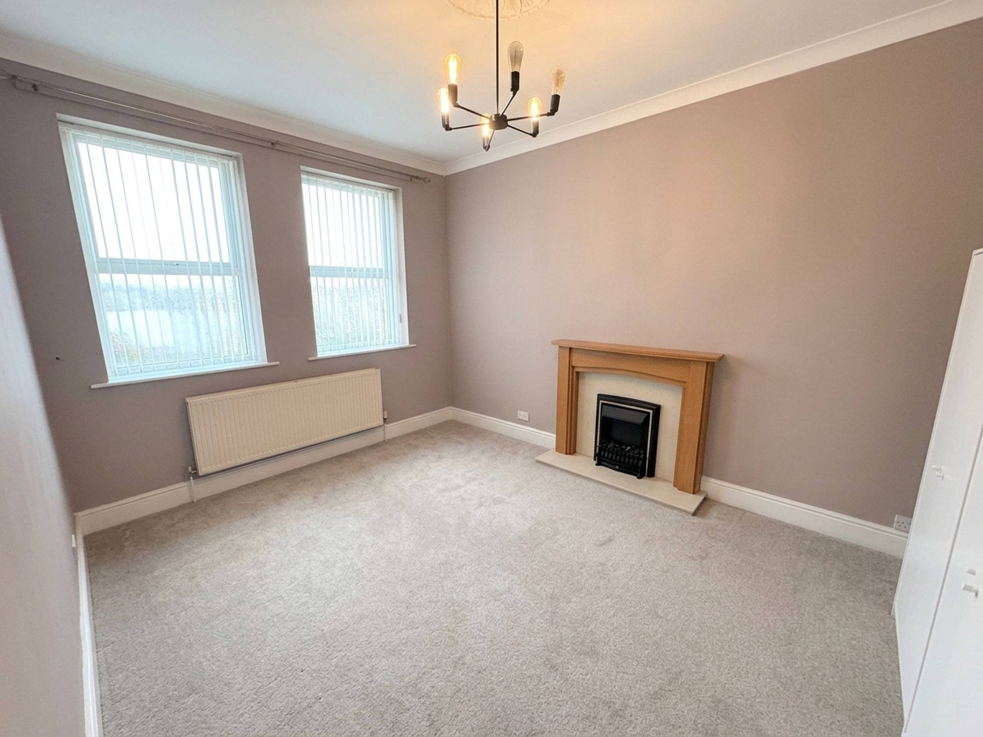 4 bed end of terrace house to rent in Burnley Road, Todmorden 1