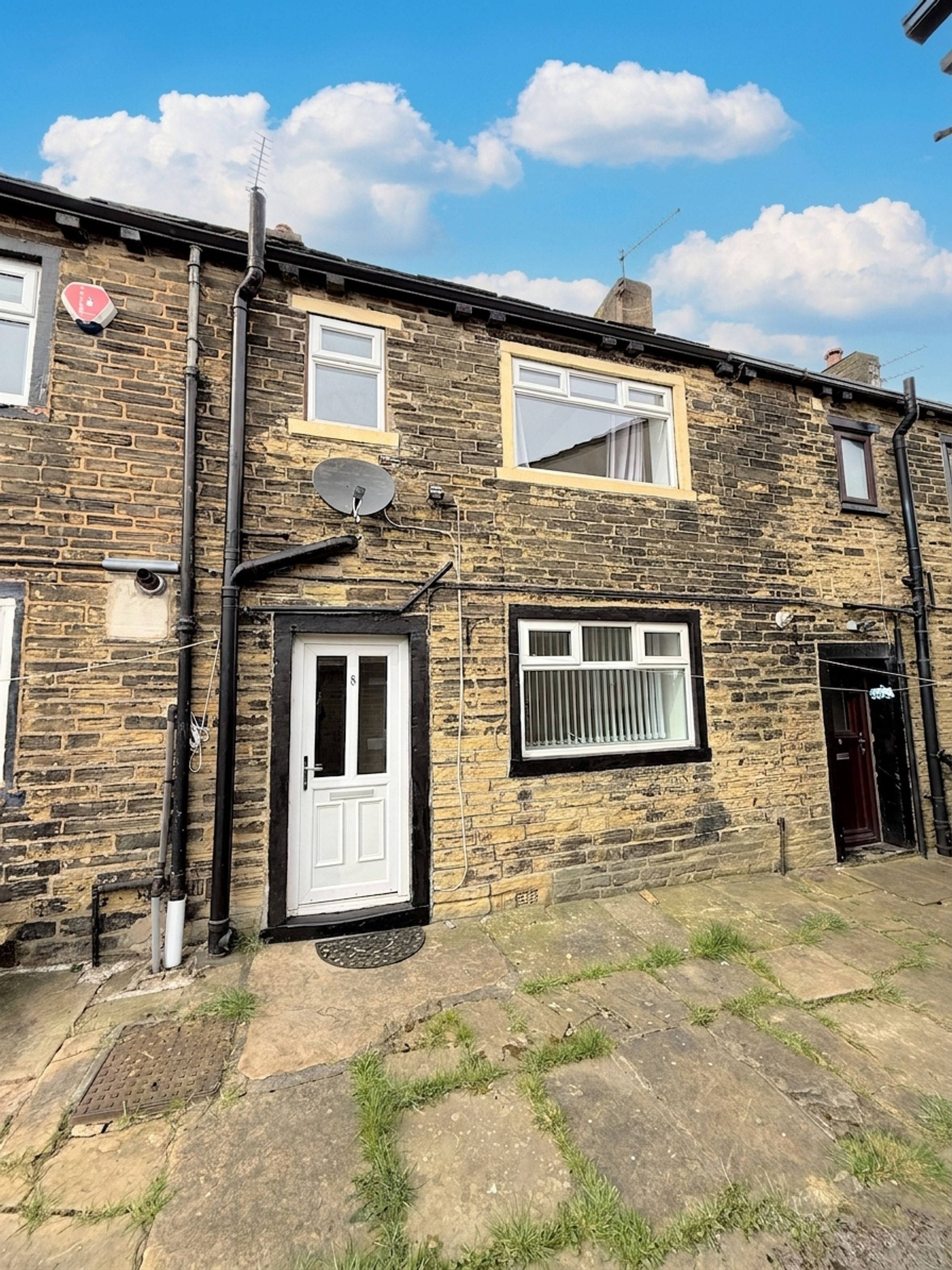 2 bed terraced house to rent in Withinfields, Halifax, HX3