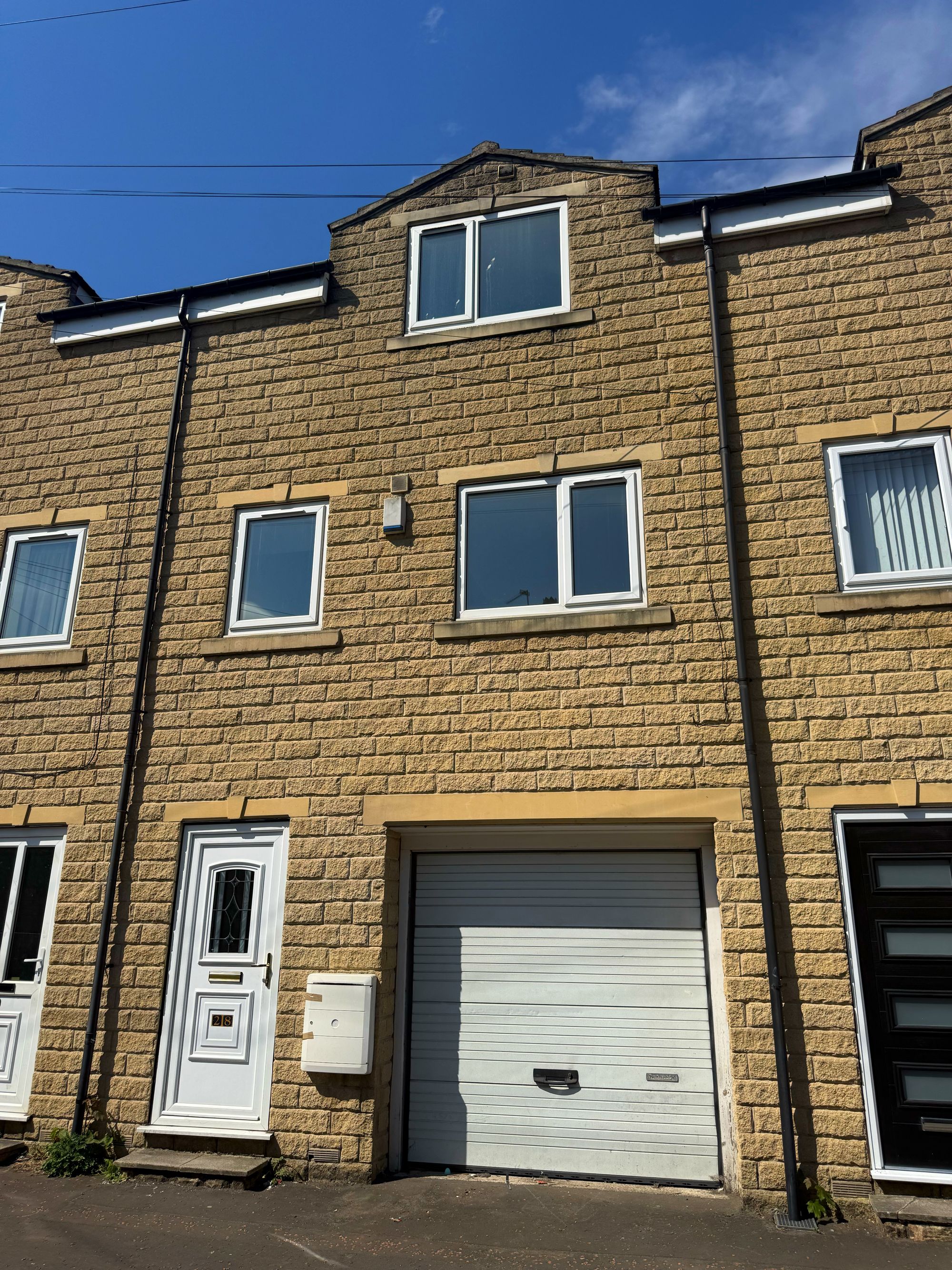 4 bed to rent in Stanley Street, Brighouse, HD6 