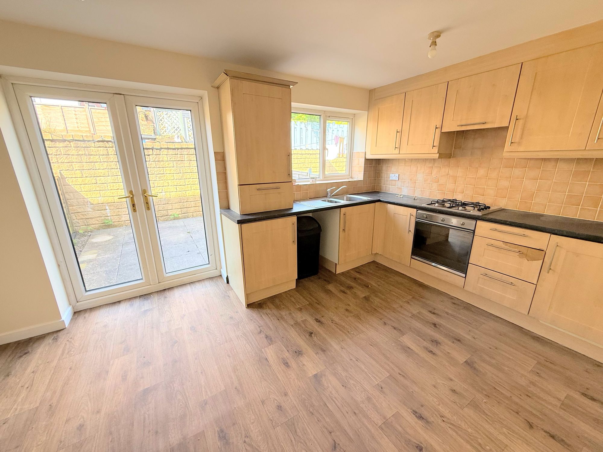 4 bed to rent in Stanley Street, Brighouse 1