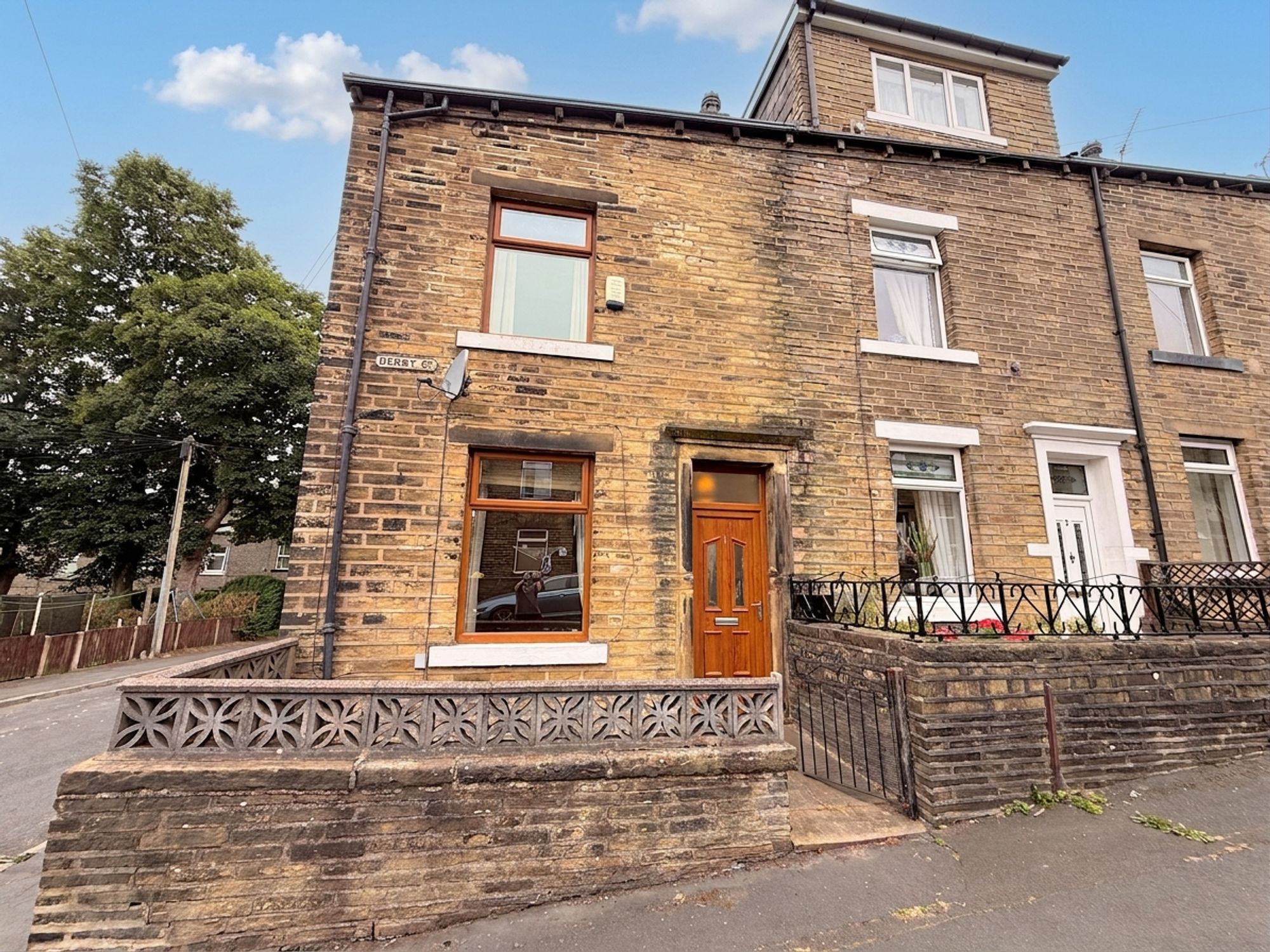 2 bed end of terrace house for sale in Derby Street, Sowerby Bridge - Property Image 1