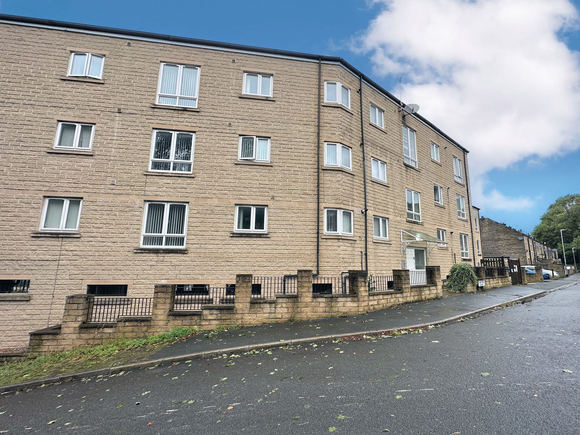 2 bed apartment to rent in Jubilee Street, Halifax 1