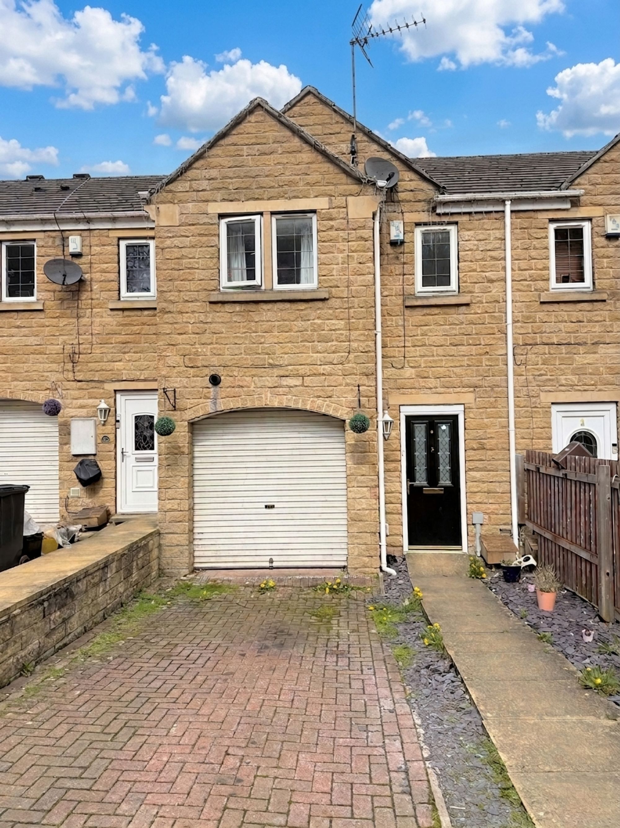 4 bed terraced town house for sale in Princeton Close, Halifax - Property Image 1