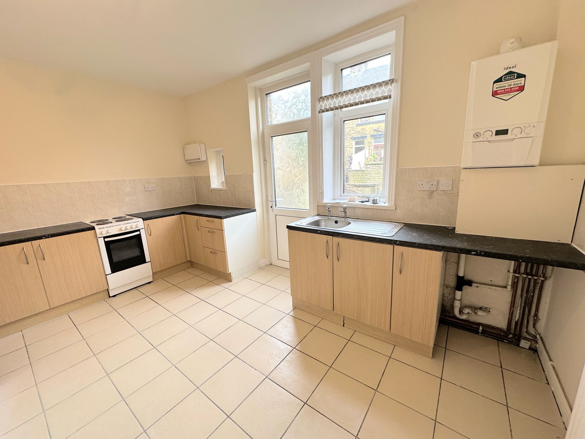 2 bed mid-terraced house to rent in Woodside Road, Halifax 2