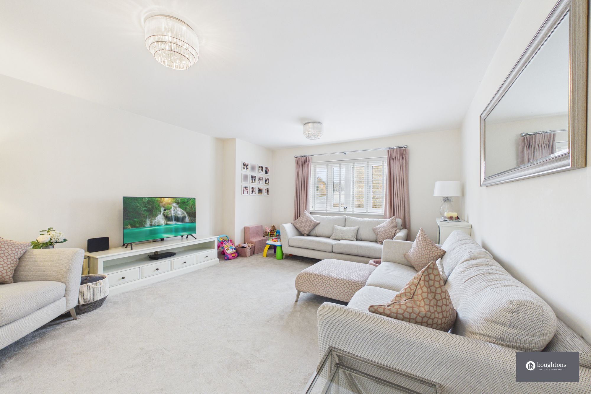 4 bed detached house for sale in Field View, Brackley, NN13  - Property Image 3