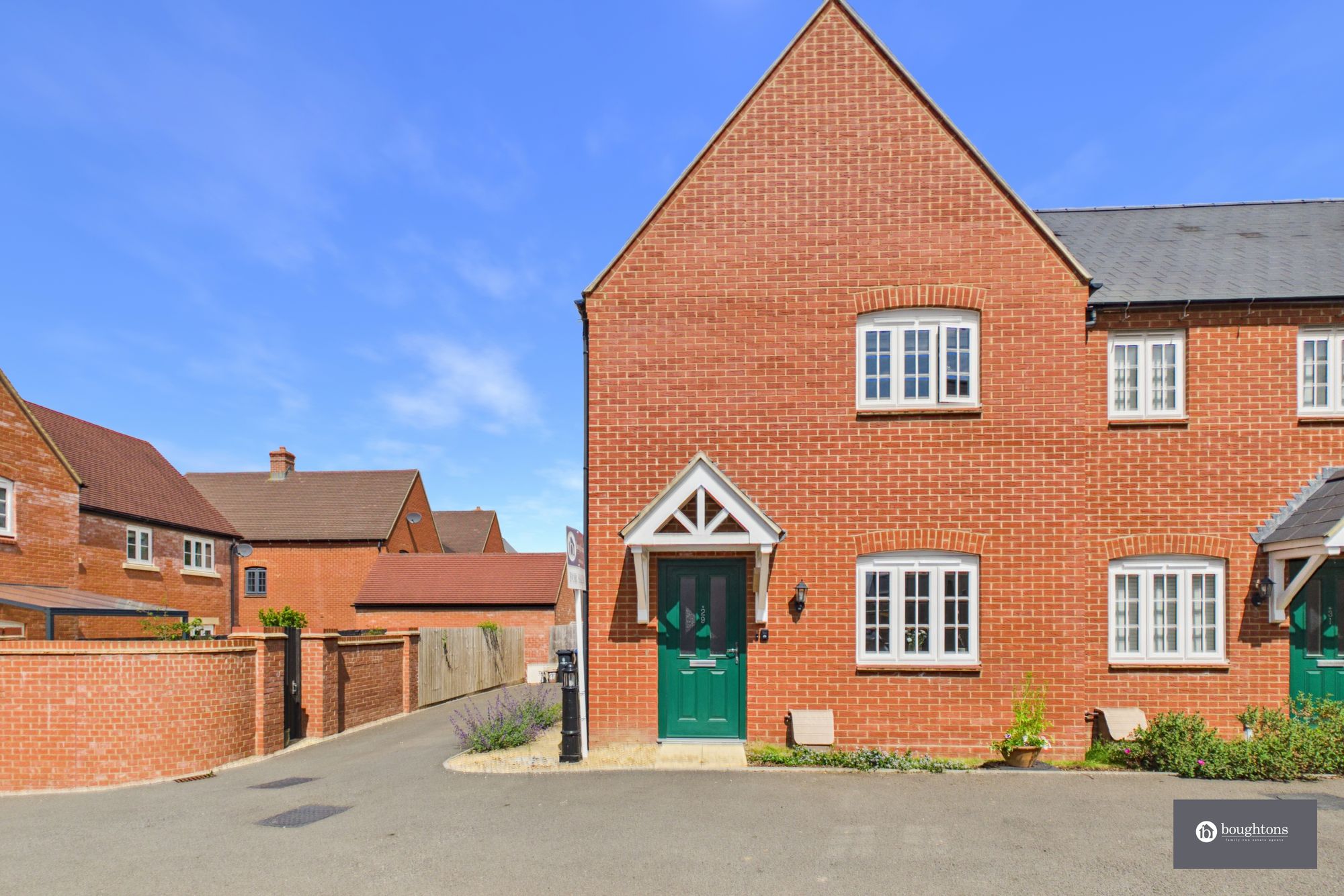 3 bed end of terrace house for sale in Field View, Brackley, NN13 - Property Image 1