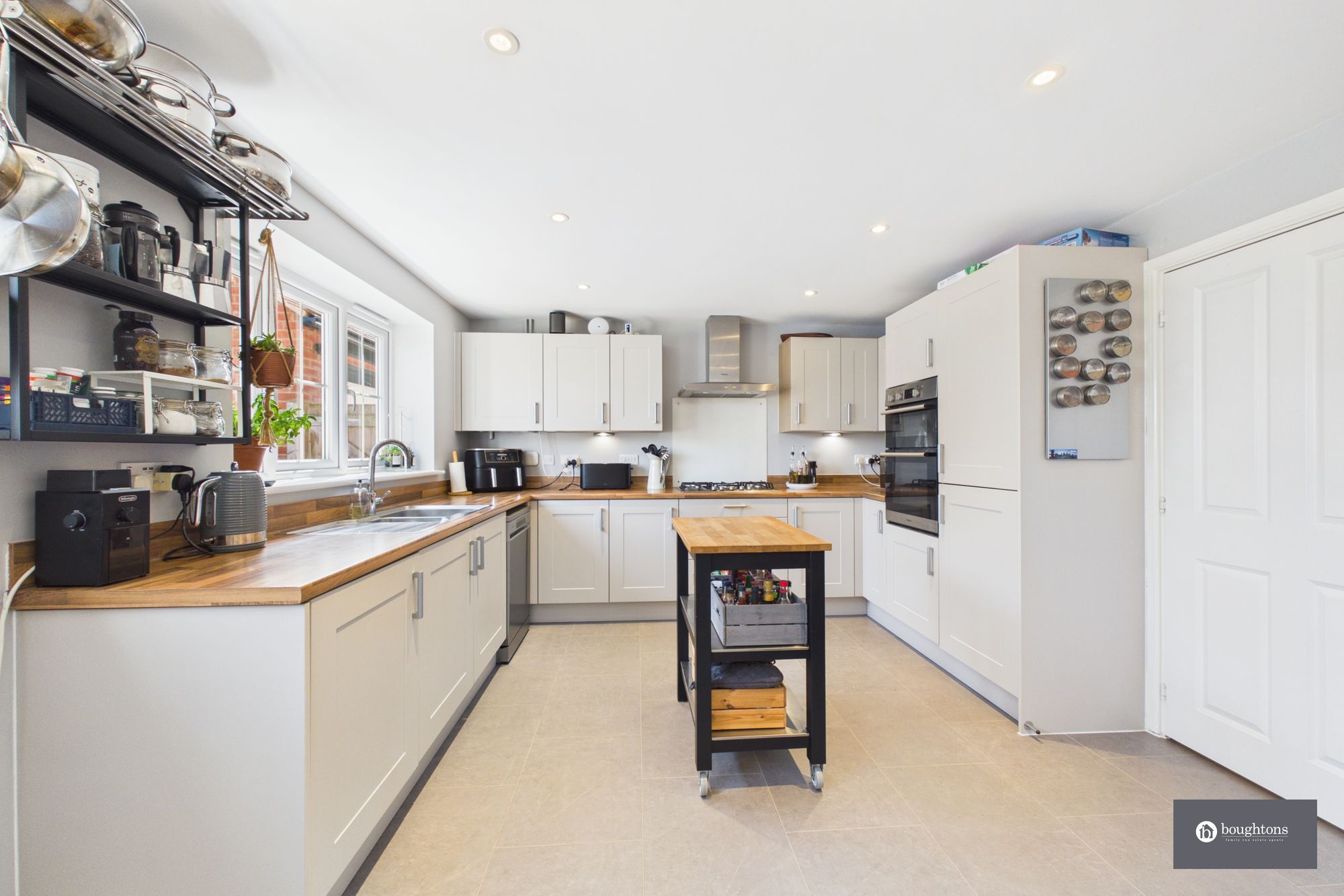 4 bed detached house for sale in Wykeham Close, Tingewick, MK18  - Property Image 5