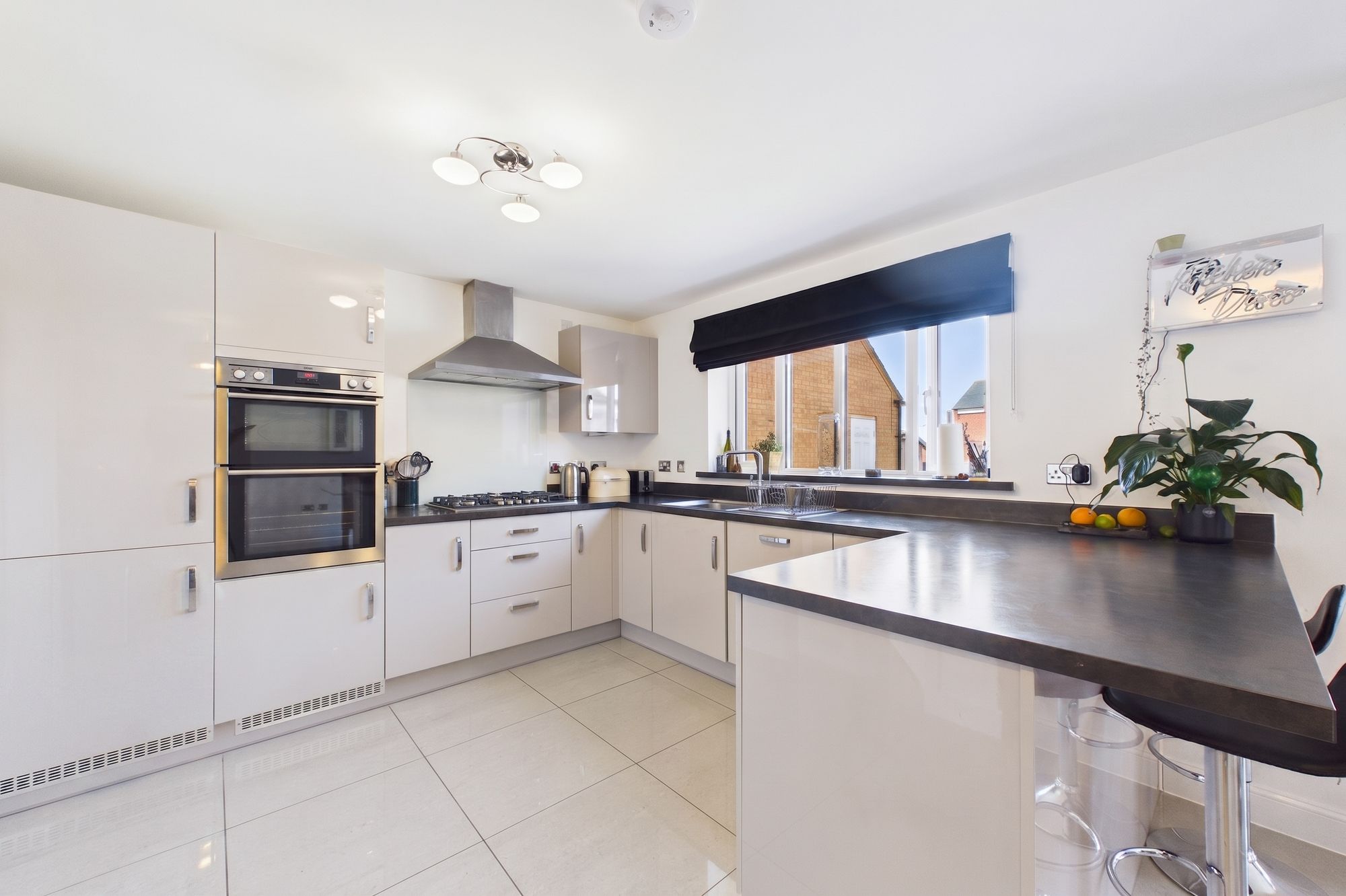 4 bed detached house for sale in Bobbins Way, Buckingham, MK18  - Property Image 2