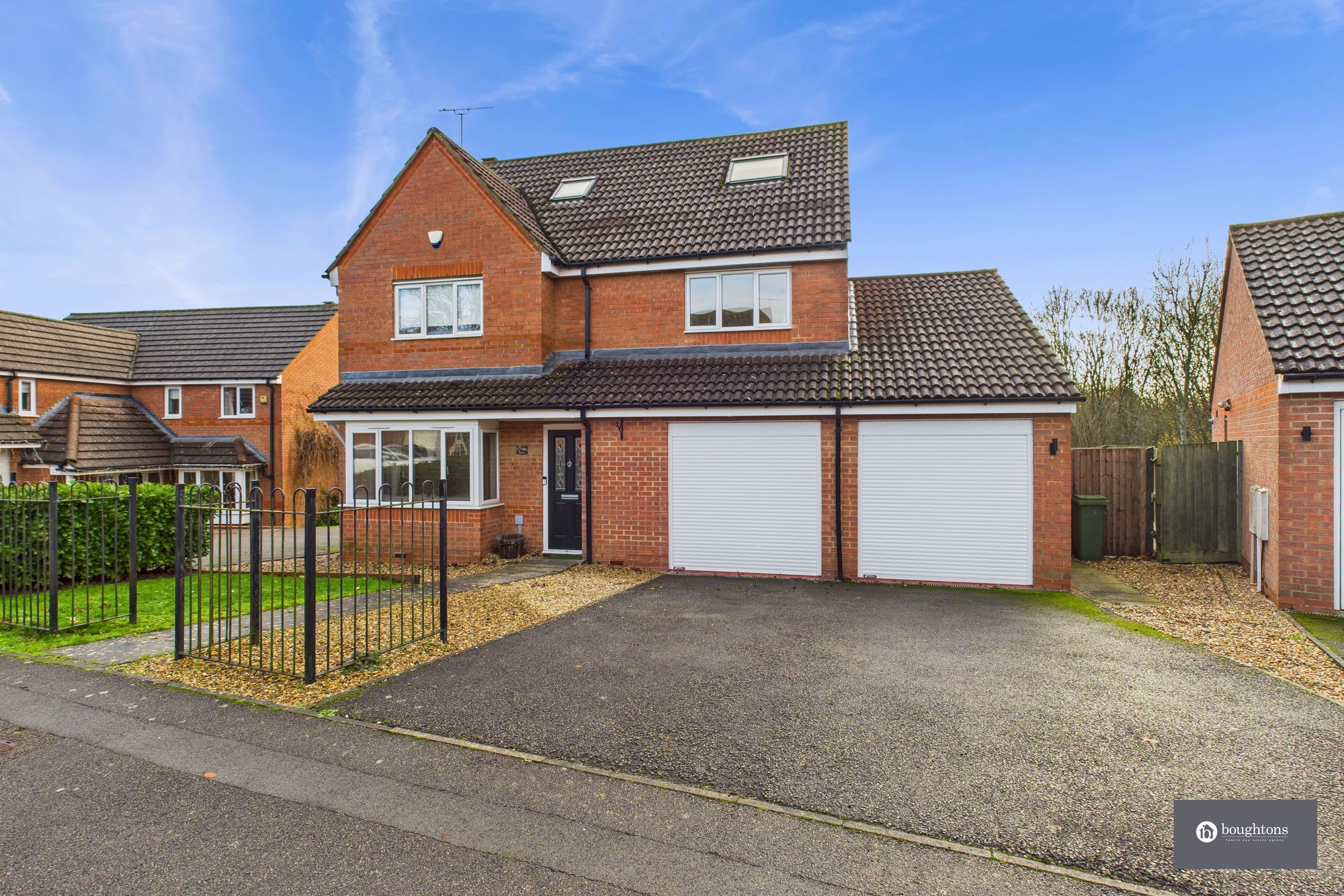 6 bed detached house for sale in Aris Way, Buckingham, MK18