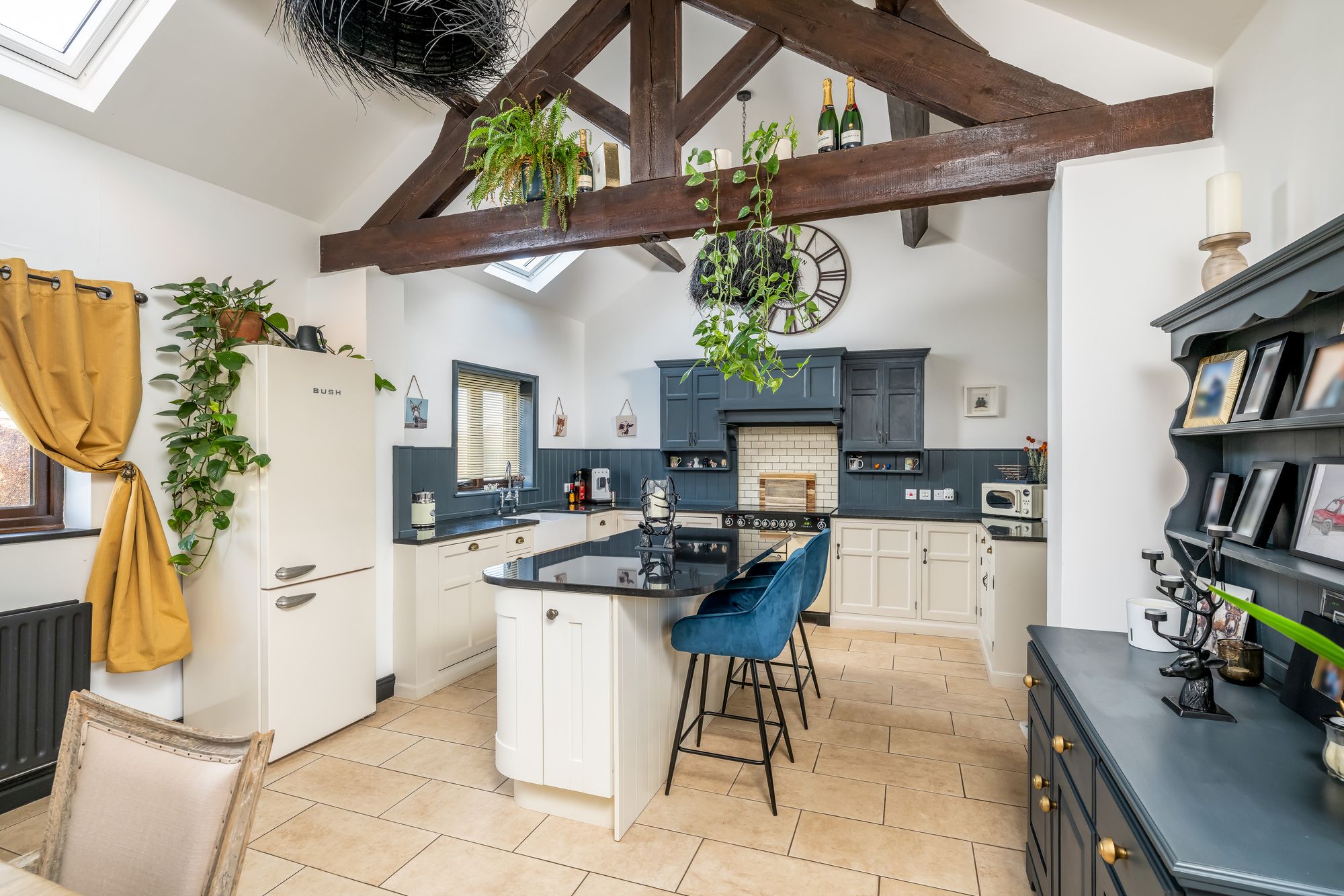3 bed barn conversion for sale in Helmdon Road, Sulgrave, OX17  - Property Image 2