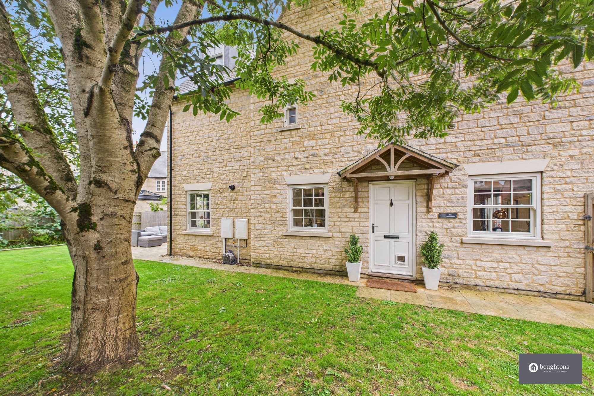 4 bed semi-detached house for sale in Sycamore Close, Brackley, NN13 - Property Image 1