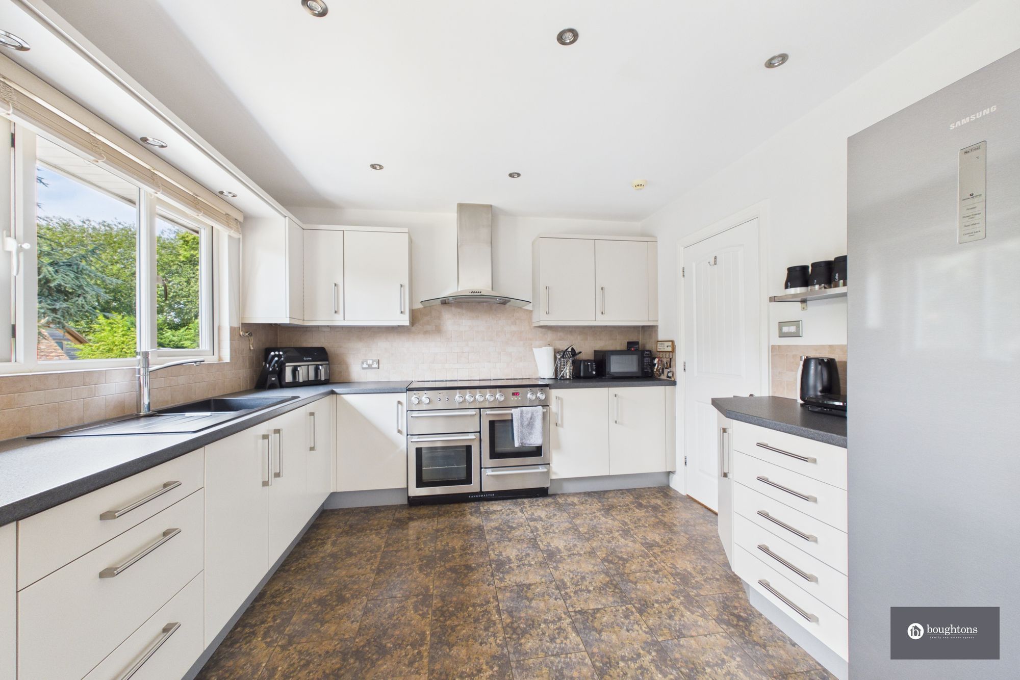 5 bed detached house for sale in Pound Close, Wicken, MK19  - Property Image 4