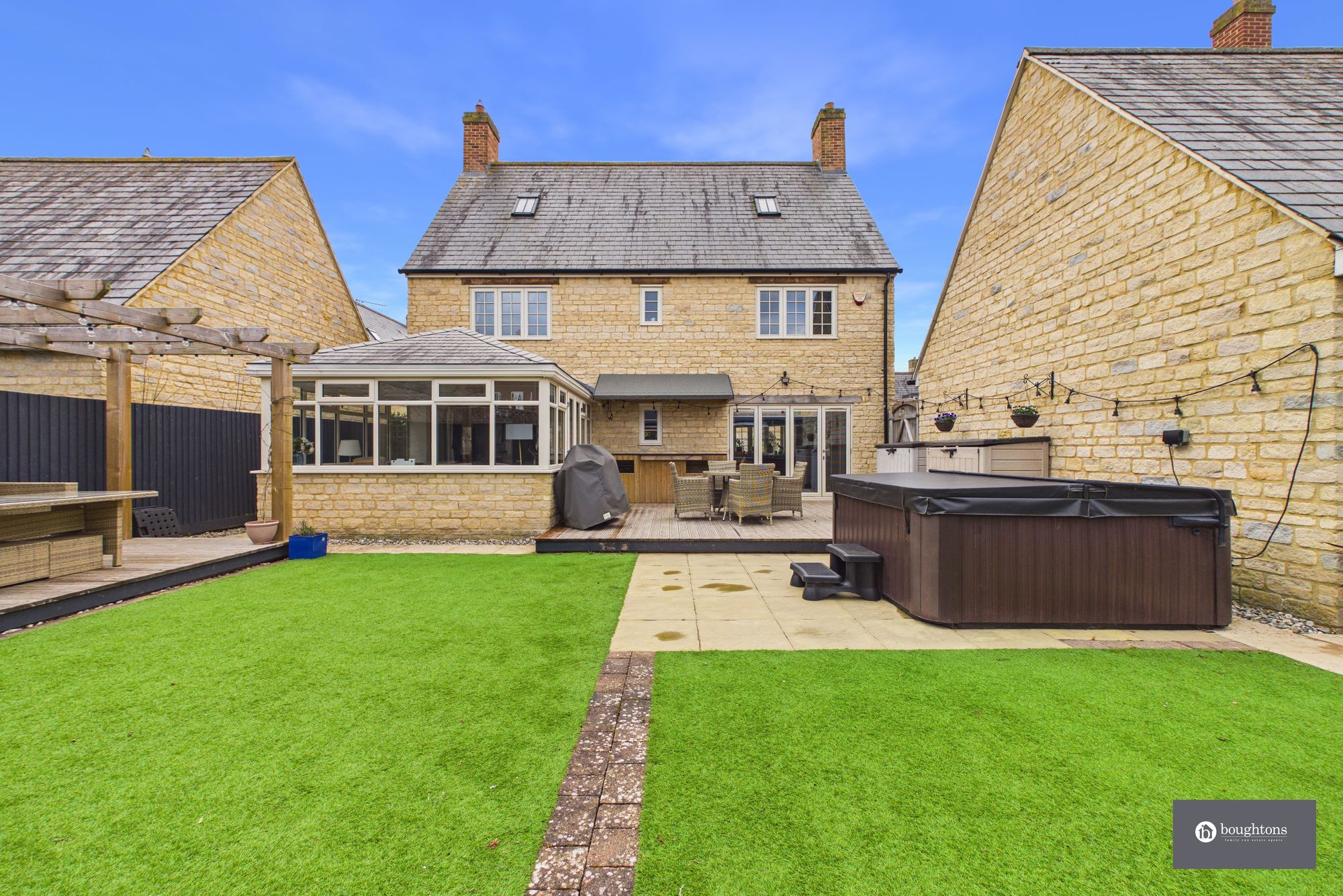 4 bed detached house for sale in Sycamore Close, Brackley, NN13  - Property Image 2