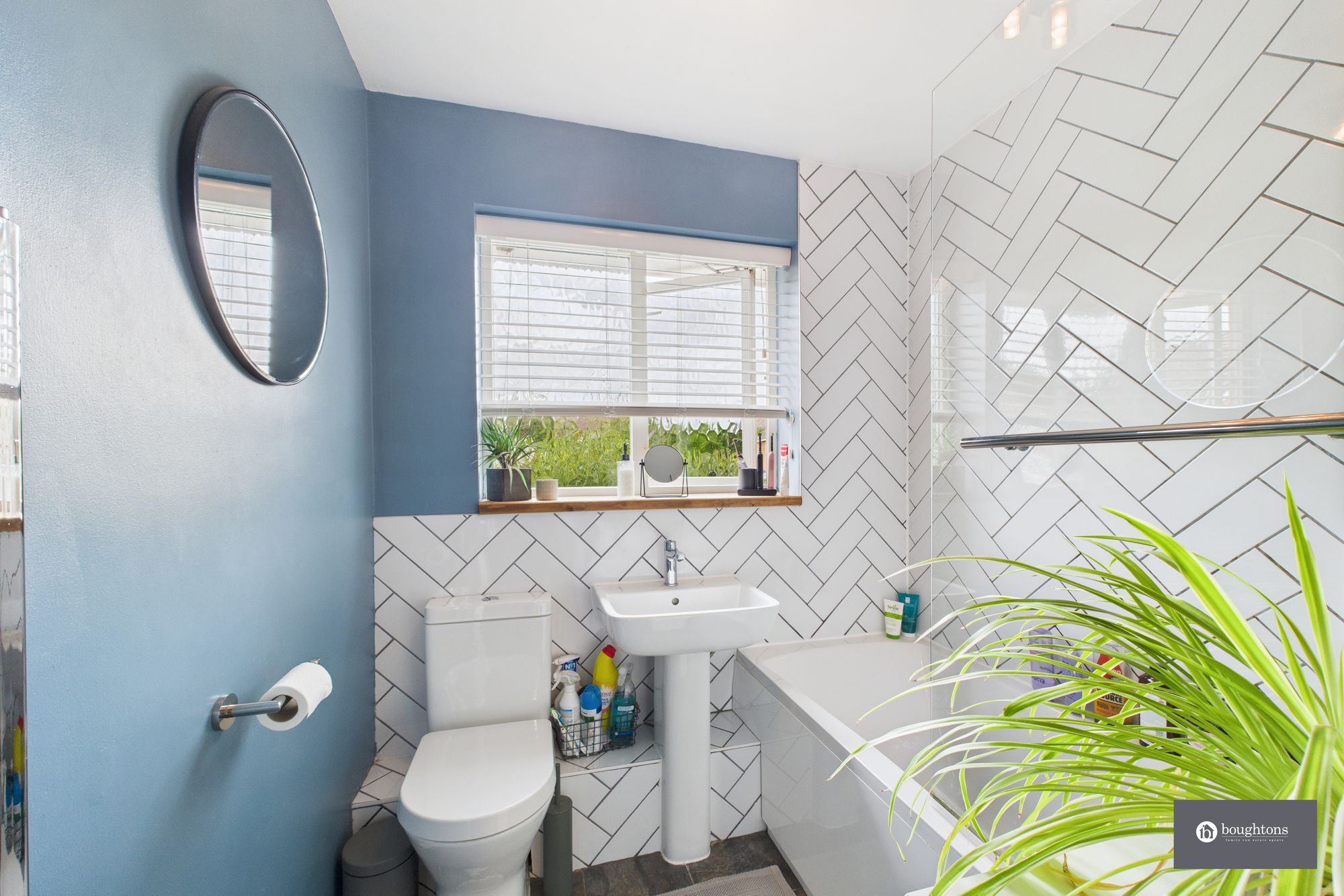 4 bed detached house for sale in Brewin Close, Brackley, NN13  - Property Image 3