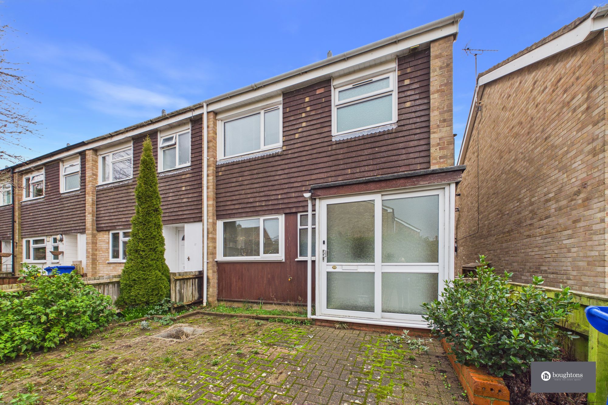 3 bed end of terrace house for sale in Westhill Close, Brackley, NN13  - Property Image 1