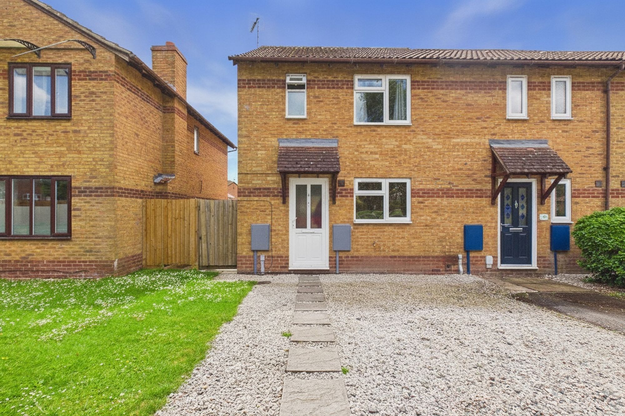 3 bed terraced house for sale in Johnson Avenue, Brackley, NN13 - Property Image 1