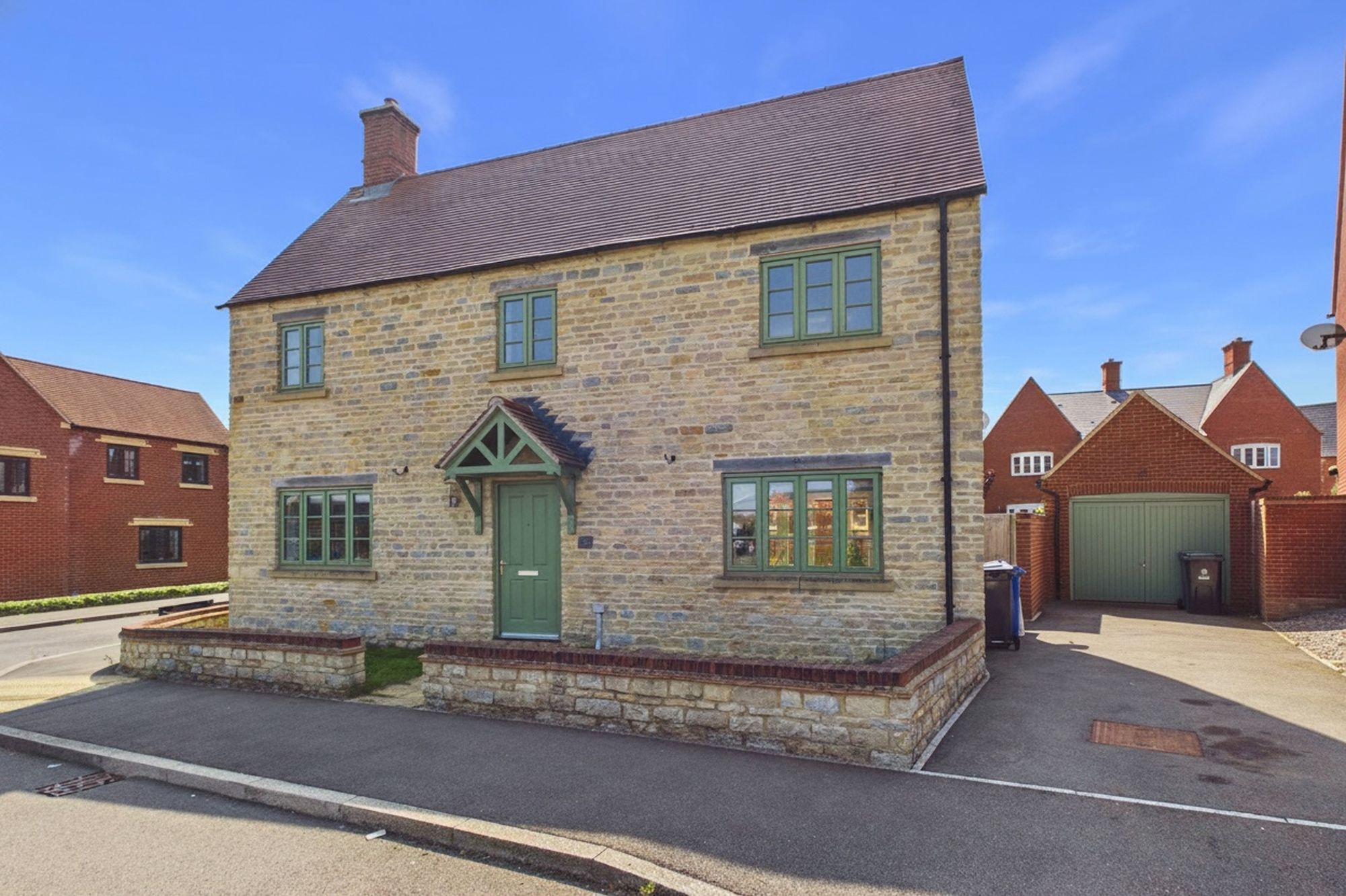 4 bed detached house for sale in Capricorn Way, Brackley, NN13 - Property Image 1