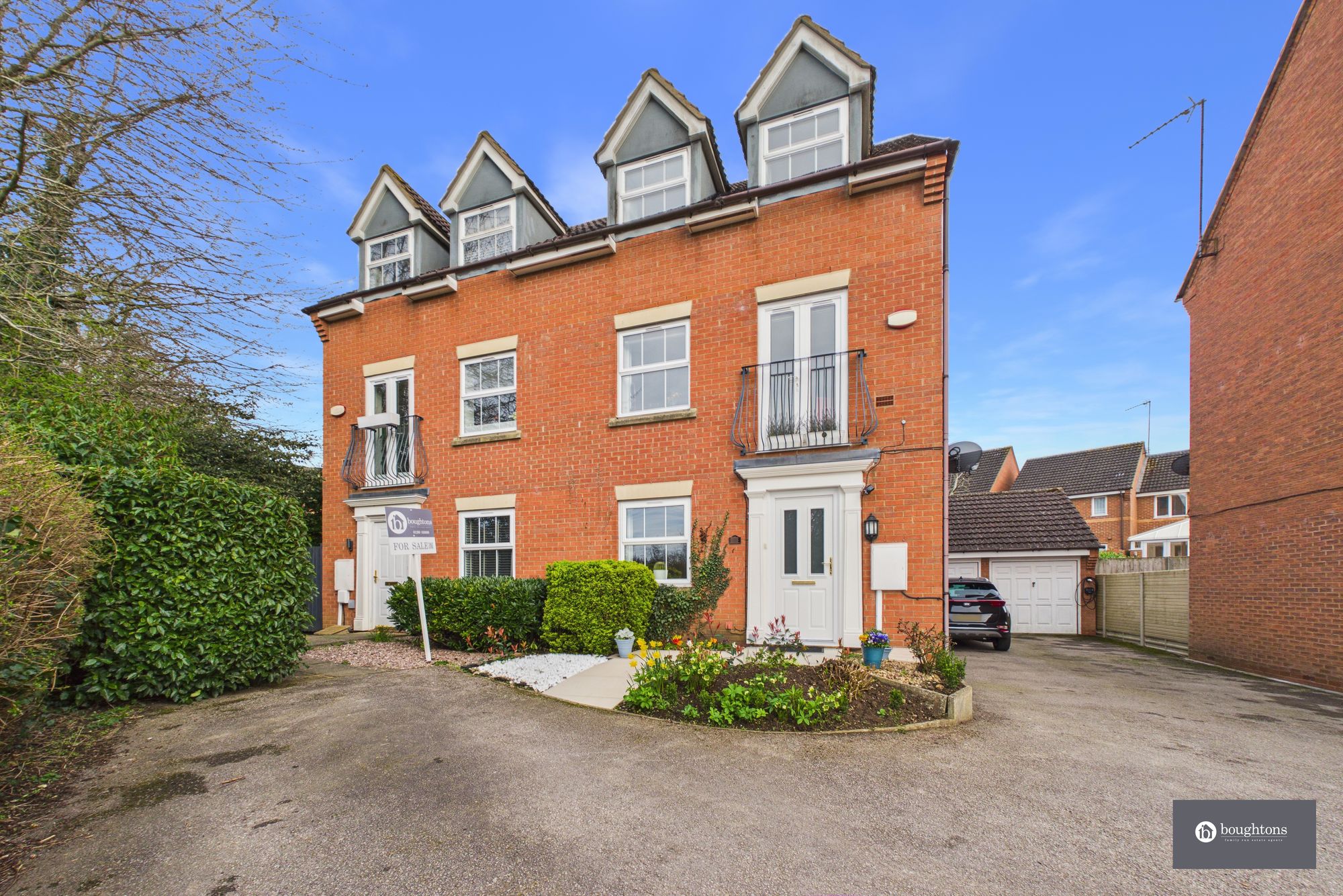4 bed semi-detached town house for sale in Treefields, Buckingham, MK18 - Property Image 1