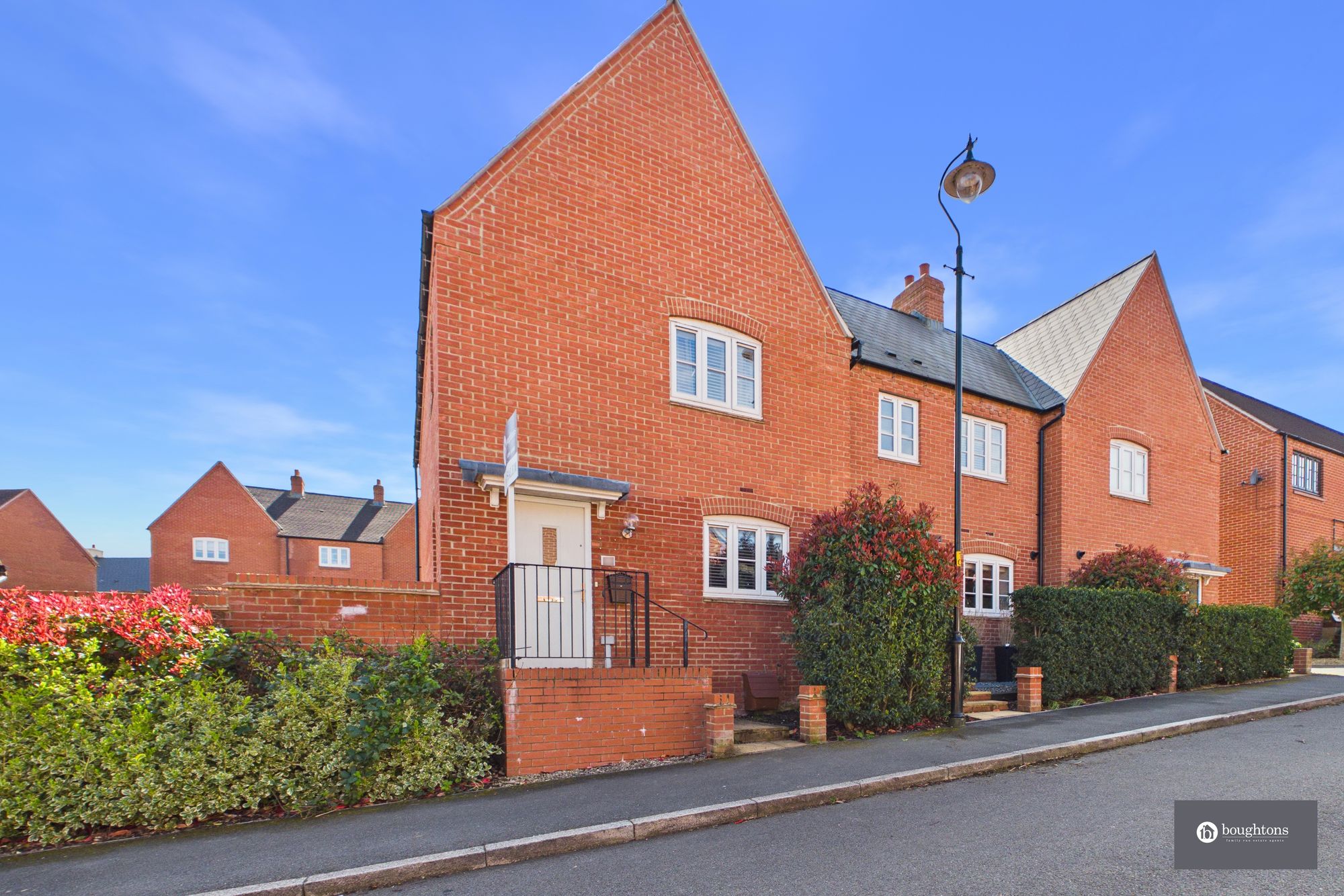 3 bed end of terrace house for sale in Foxhills Way, Brackley, NN13  - Property Image 1