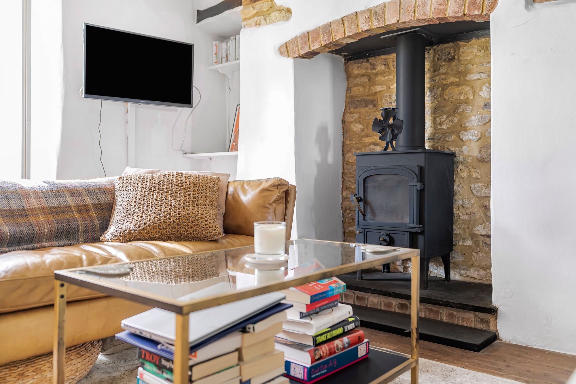 3 bed terraced house for sale in Chapel Row, Souldern, OX27  - Property Image 2