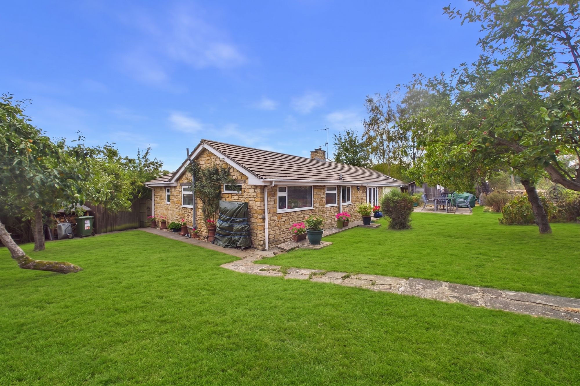 3 bed detached bungalow for sale in Wappenham Road, Helmdon, NN13  - Property Image 2