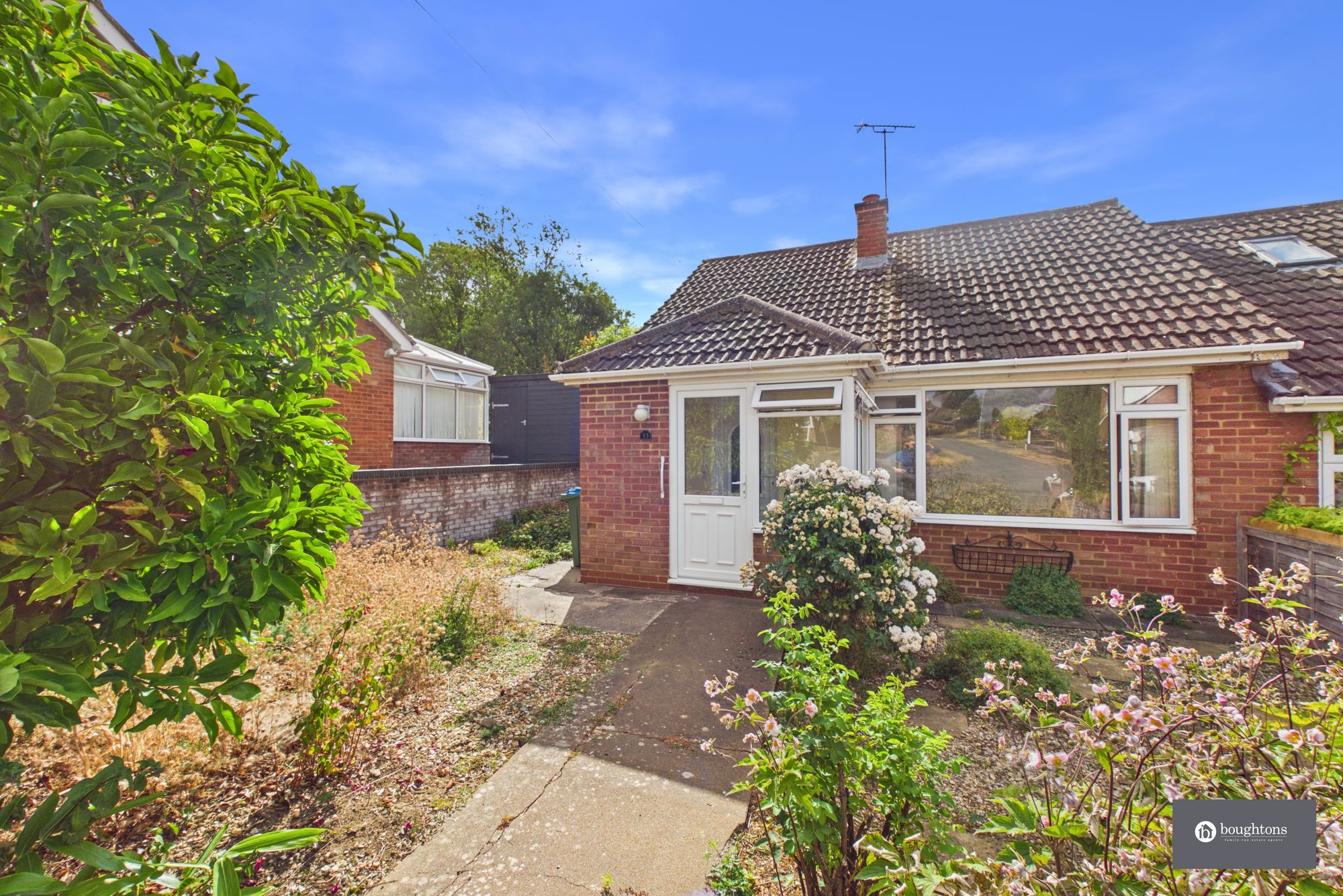 2 bed semi-detached bungalow for sale in Woodlands Crescent, Buckingham, MK18 - Property Image 1