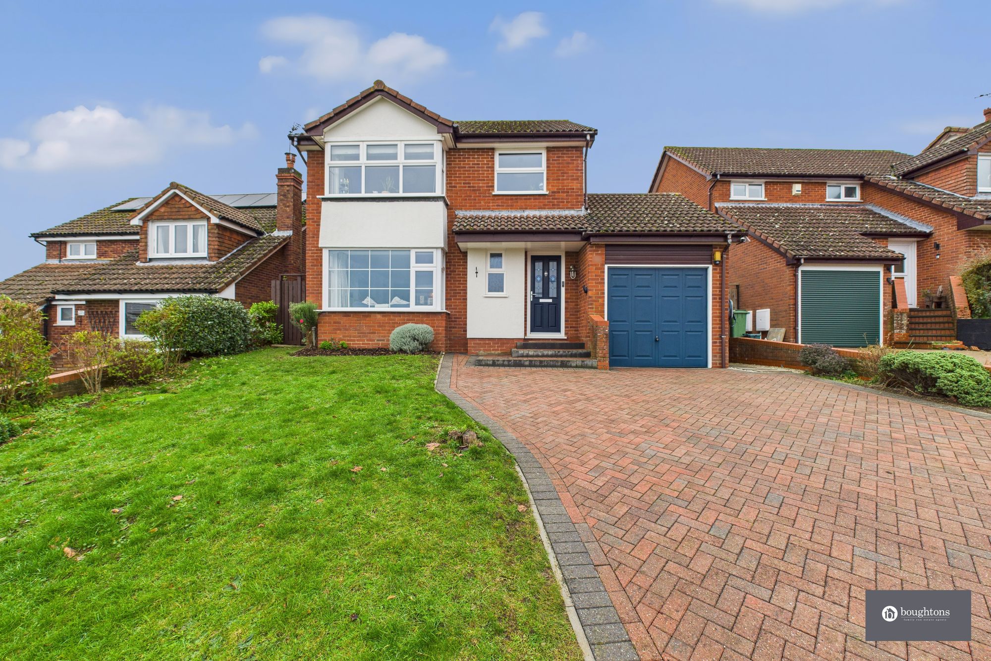 4 bed detached house for sale in St. Michaels Way, Steeple Claydon, MK18 - Property Image 1