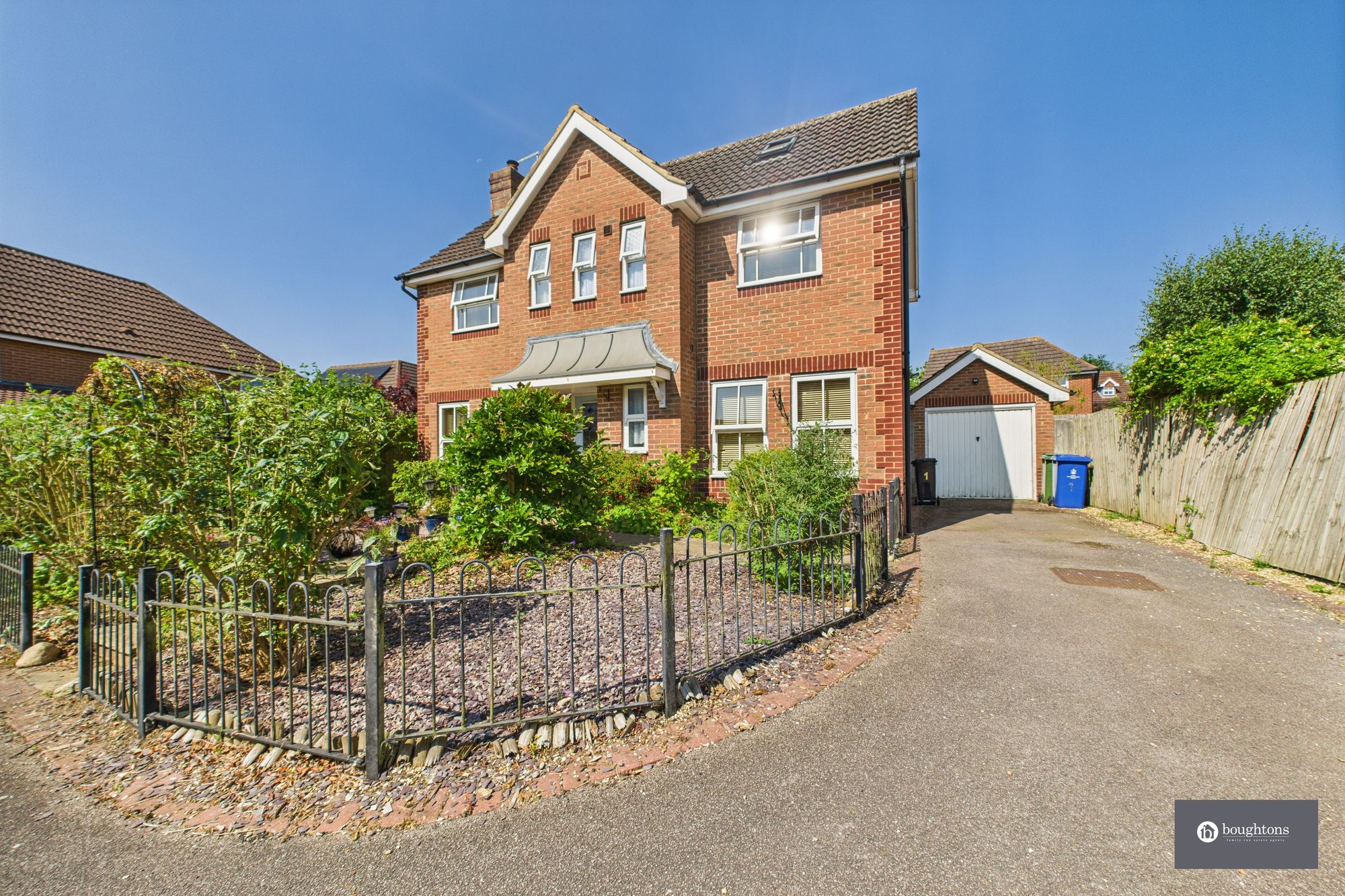 4 bed detached house for sale in Wren Close, Brackley, NN13  - Property Image 2