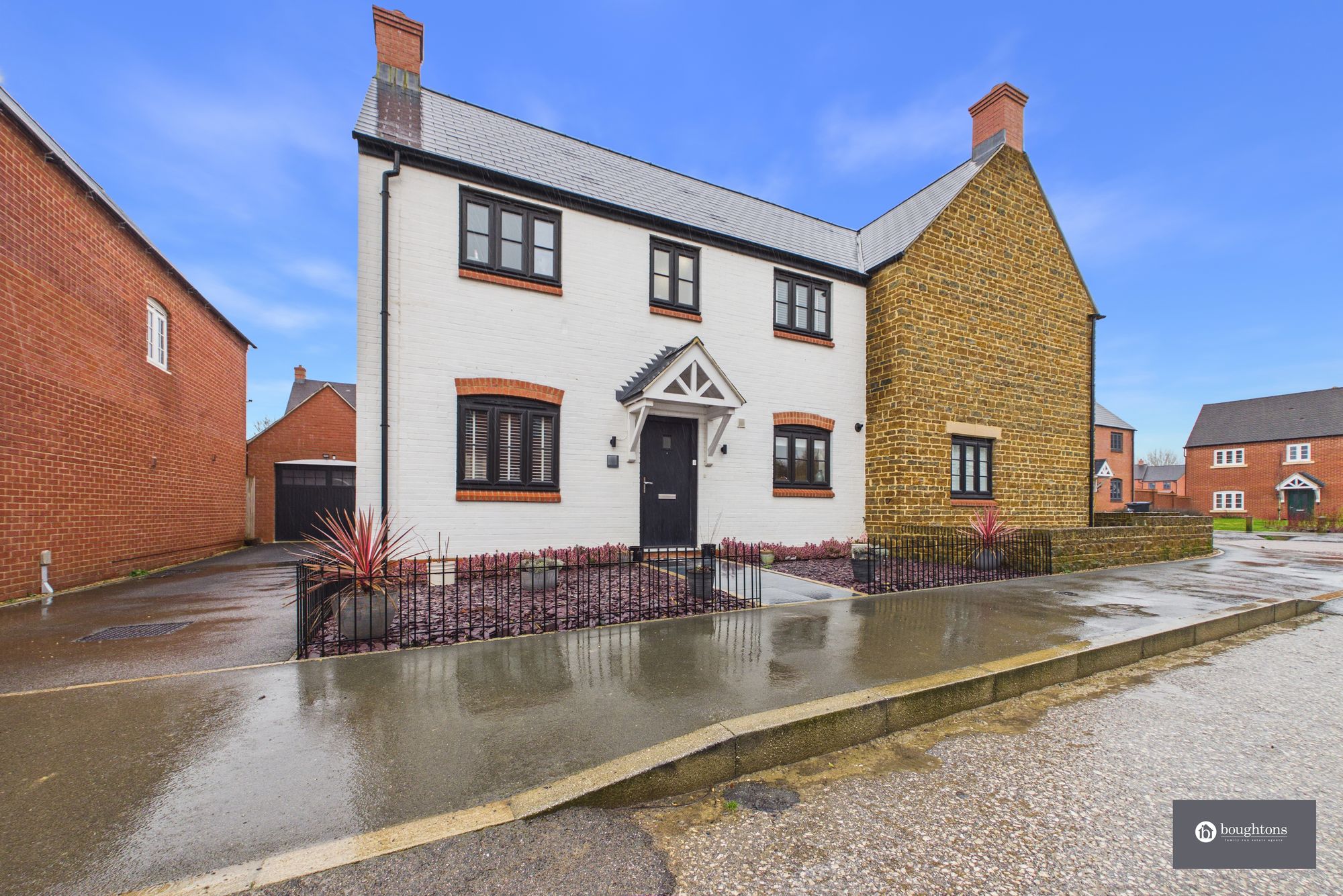 3 bed semi-detached house for sale in Field View, Brackley, NN13 - Property Image 1