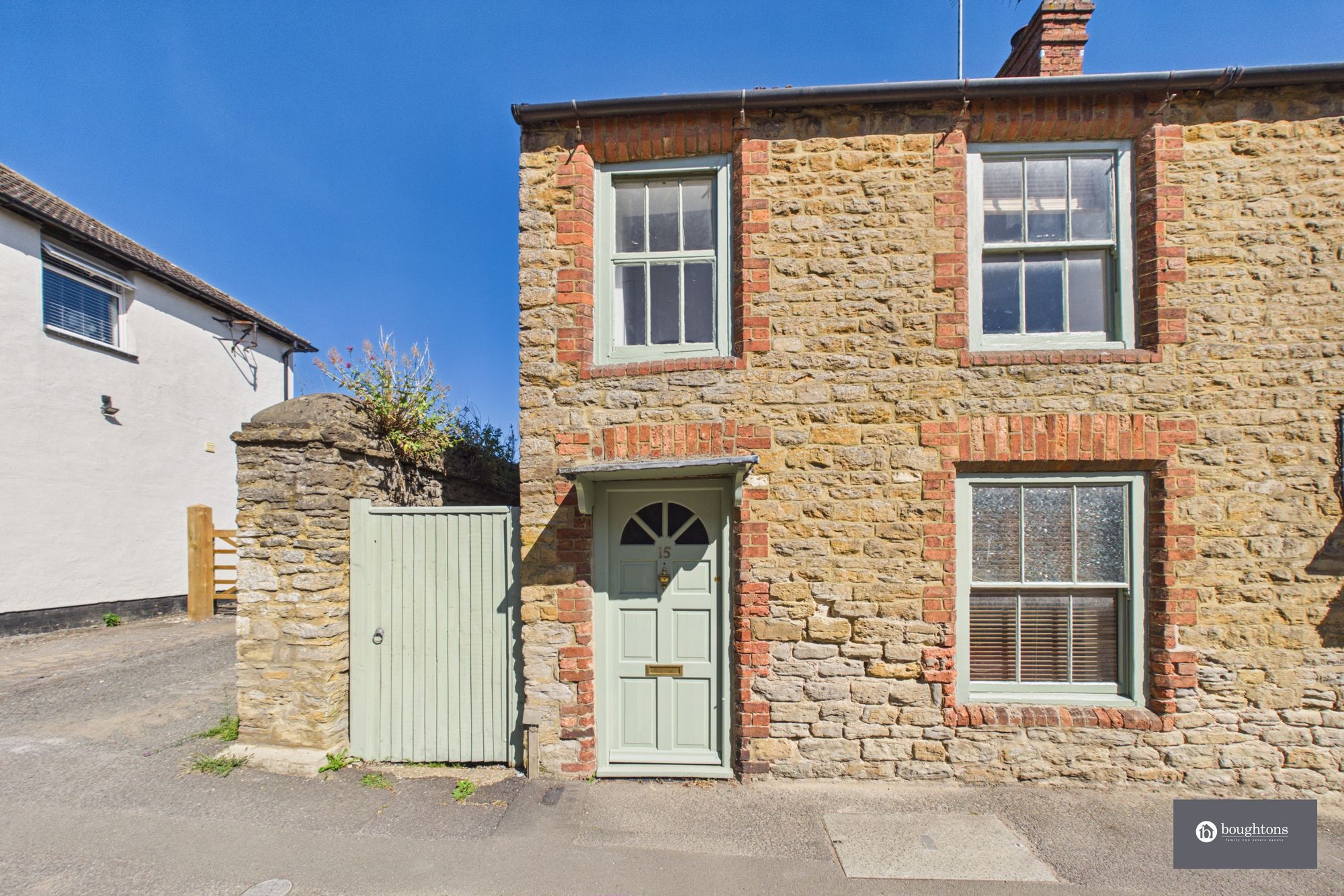 2 bed end of terrace house for sale in Manor Road, Brackley, NN13 - Property Image 1