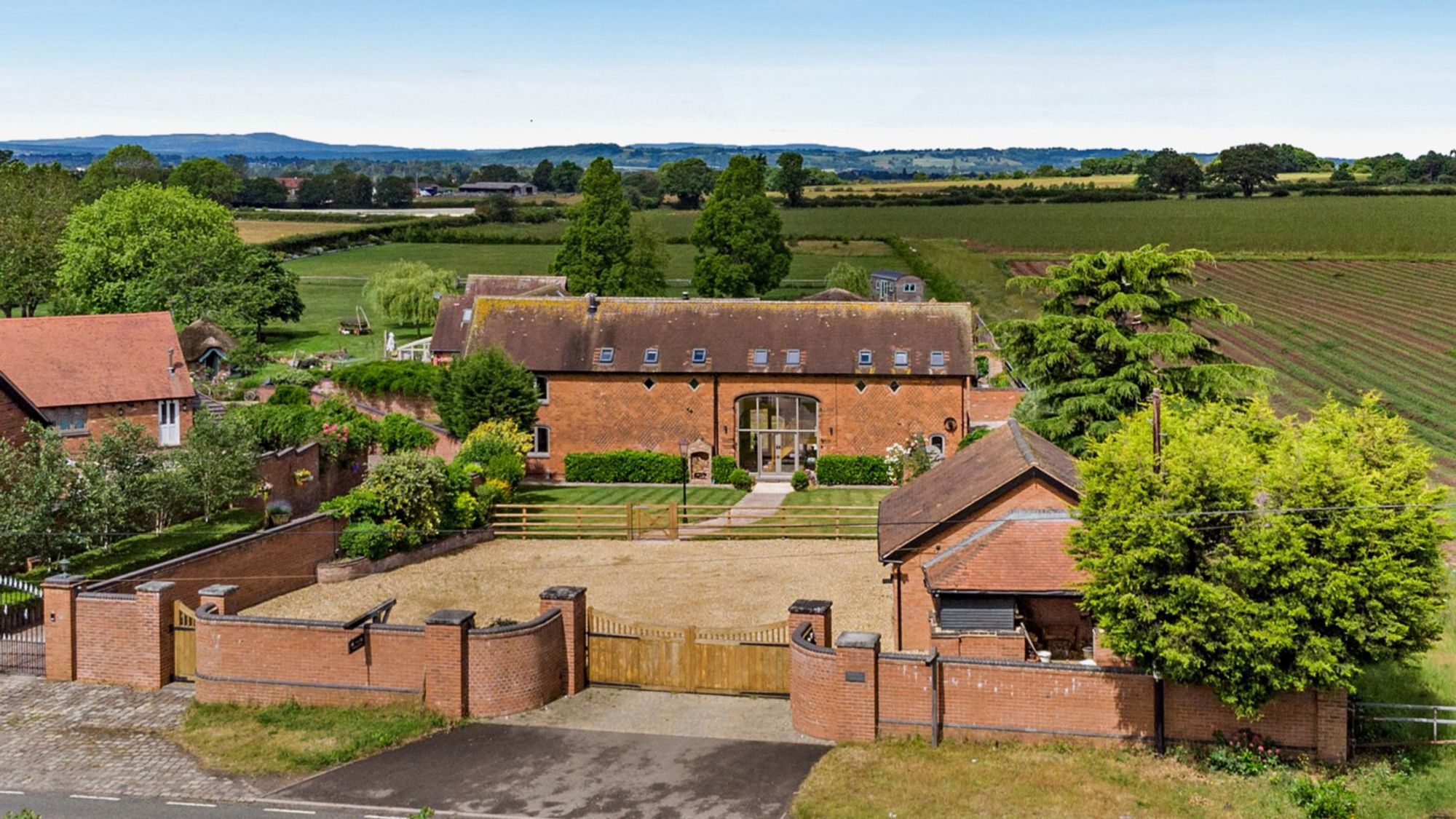 4 bed house for sale in 1 Laights Barn, Worcester Road, DY10 - Property Image 1