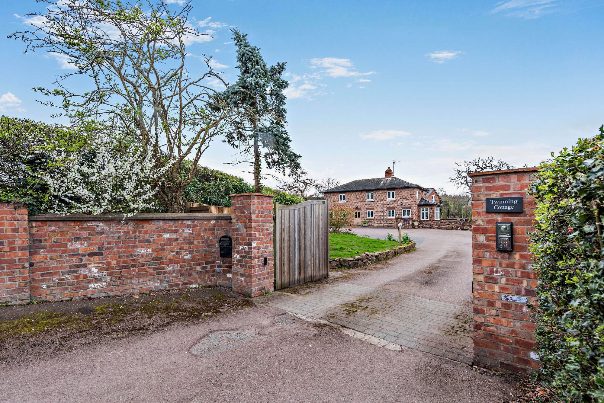 7 bed house for sale in Erbistock, Wrexham, LL13 - Property Image 1