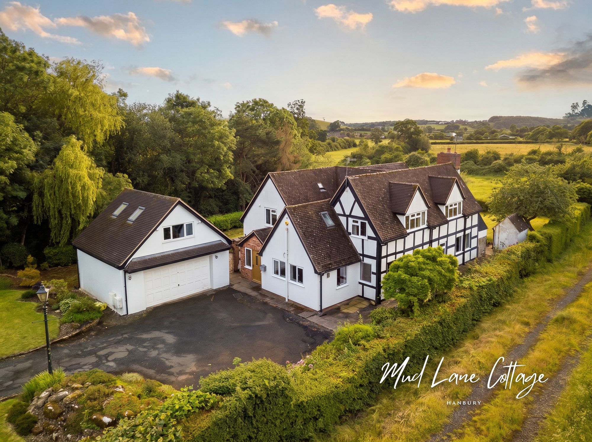 4 bed detached house for sale in Hanbury Road, Hanbury, B60