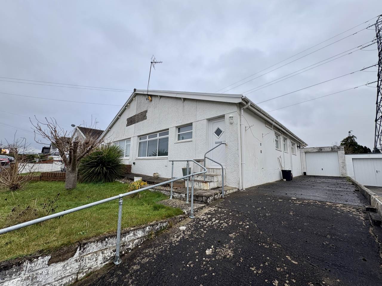 3 bed bungalow to rent in Castle View - Property Image 1
