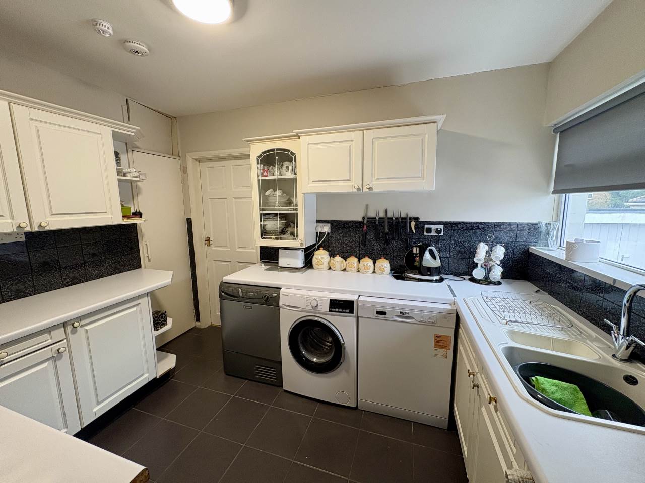 3 bed bungalow to rent in Castle View 3