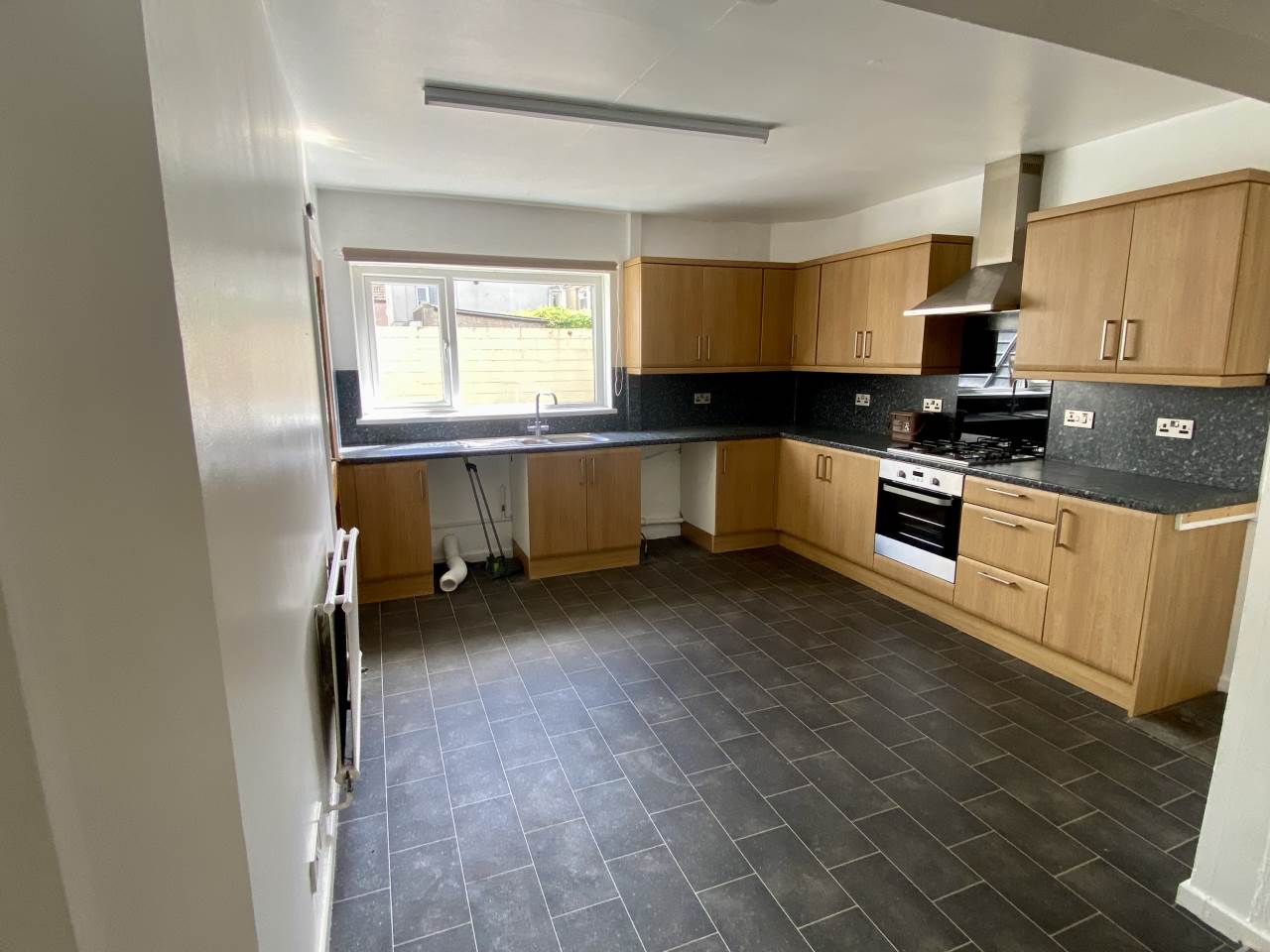 3 bed end of terrace house to rent in South Street, Bridgend 1