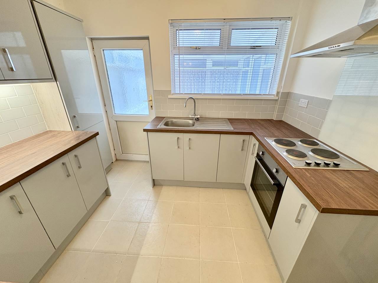 2 bed bungalow to rent in Idris Place, Litchard 5