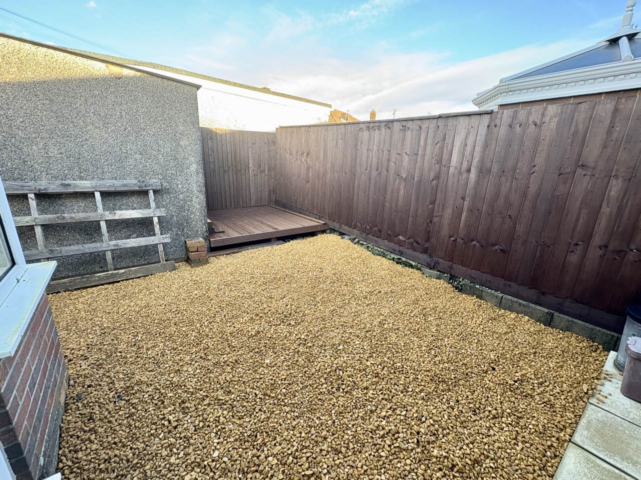 2 bed bungalow to rent in Idris Place, Litchard 11