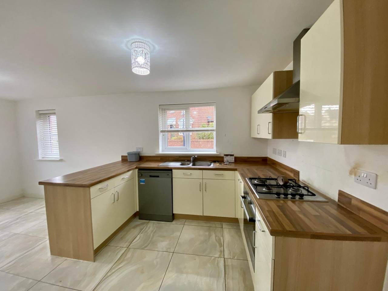 3 bed detached house to rent in Tal Coed, Coity 2