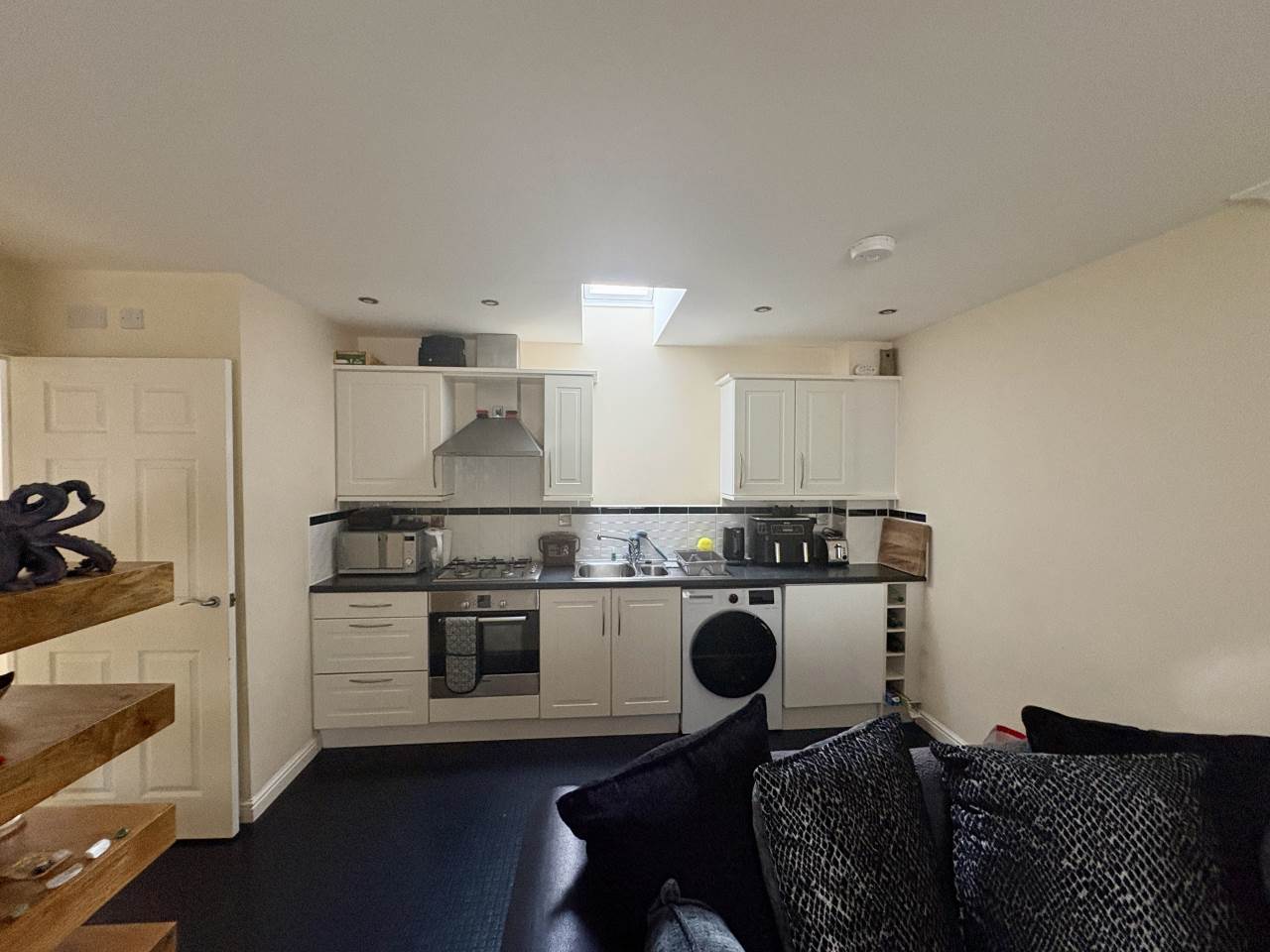 2 bed coach house to rent in Church Bell Sound, Cefn Glas 1