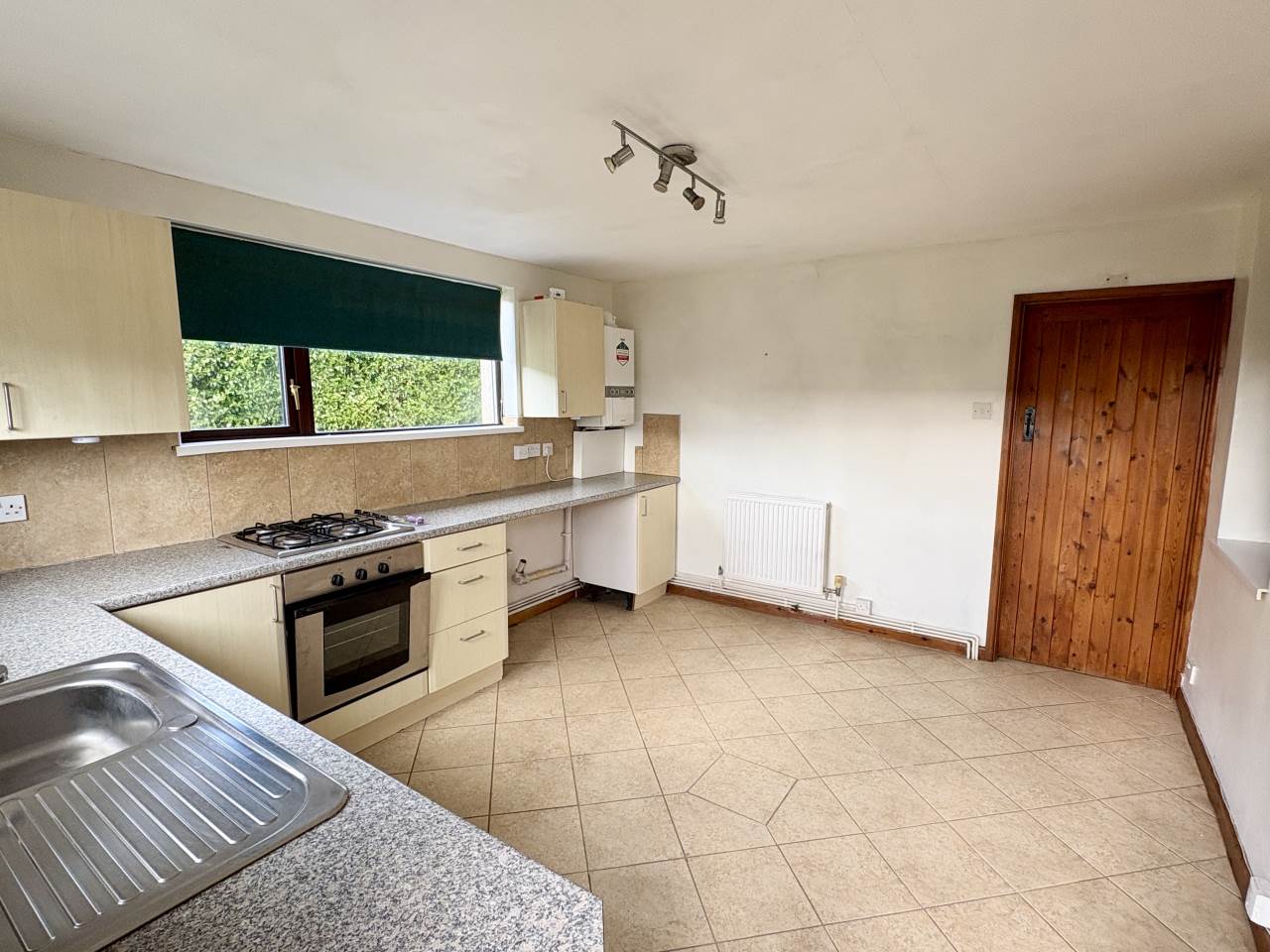 3 bed detached bungalow to rent in Old School House, Lamb Row 2