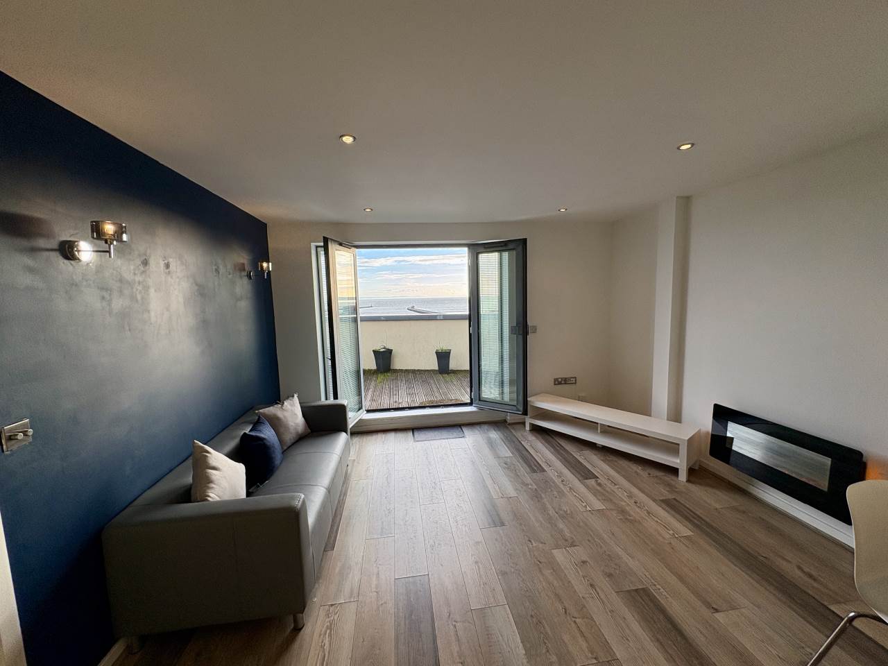 2 bed penthouse to rent in South Quay, Kings Road 1