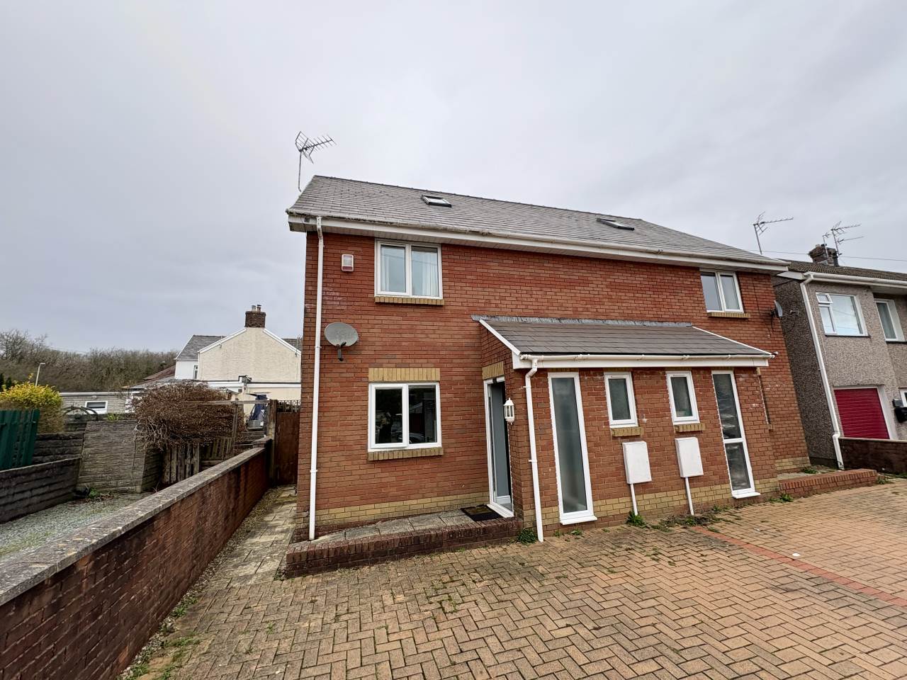 3 bed semi-detached house to rent in West Street, Aberkenfig, CF32