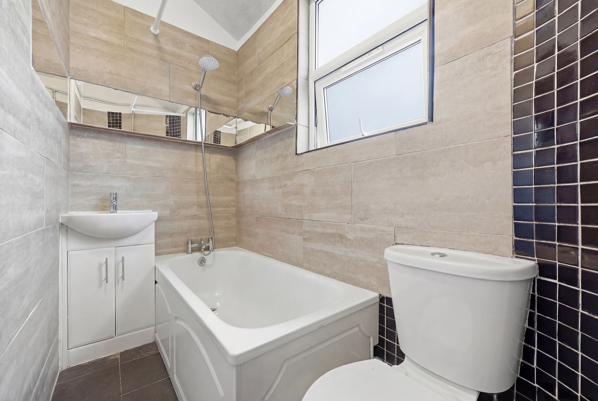 2 bed flat for sale in Newport Road, Leyton, E10 12