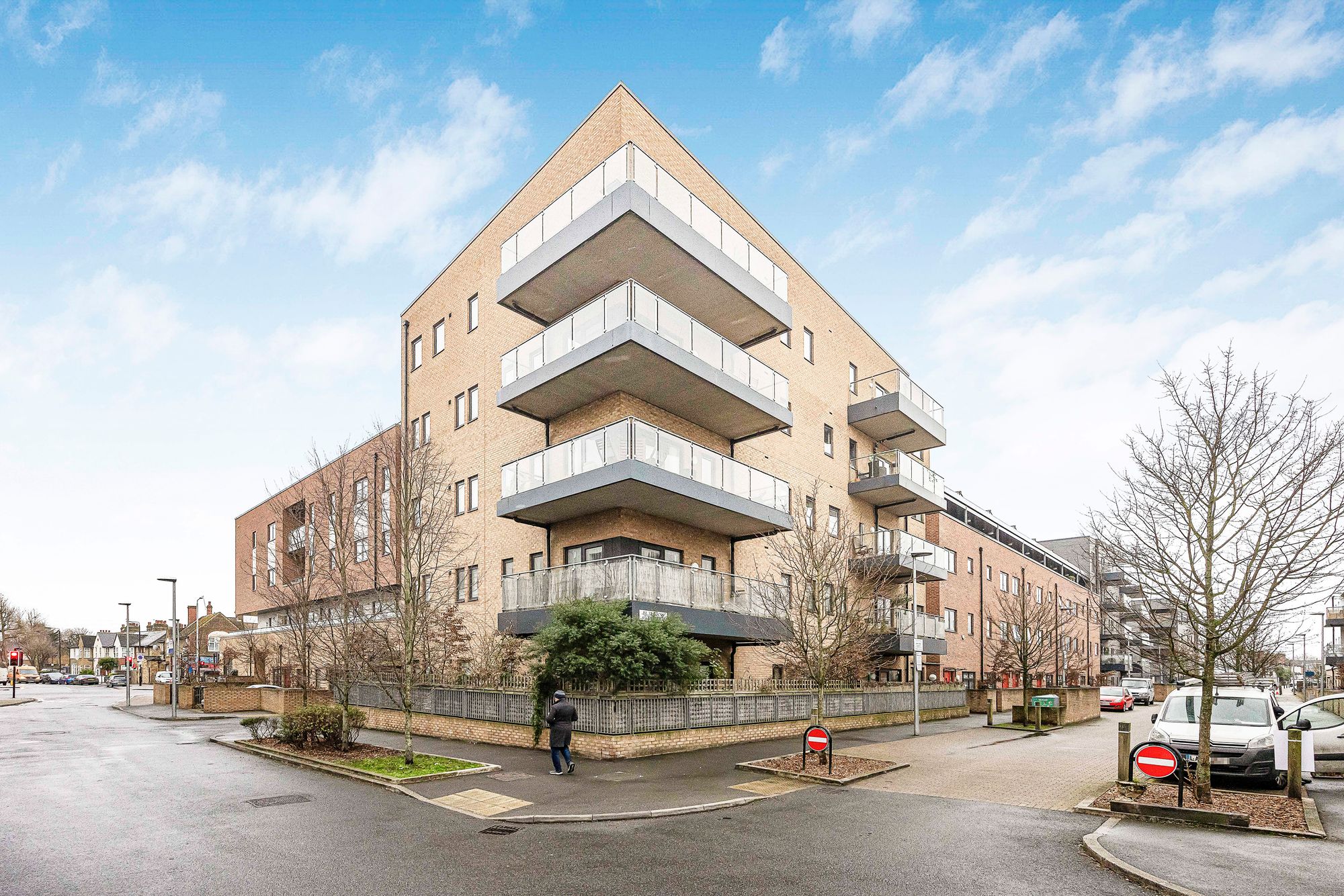 2 bed flat for sale in Manston Court, Walthamstow, E17 - Property Image 1