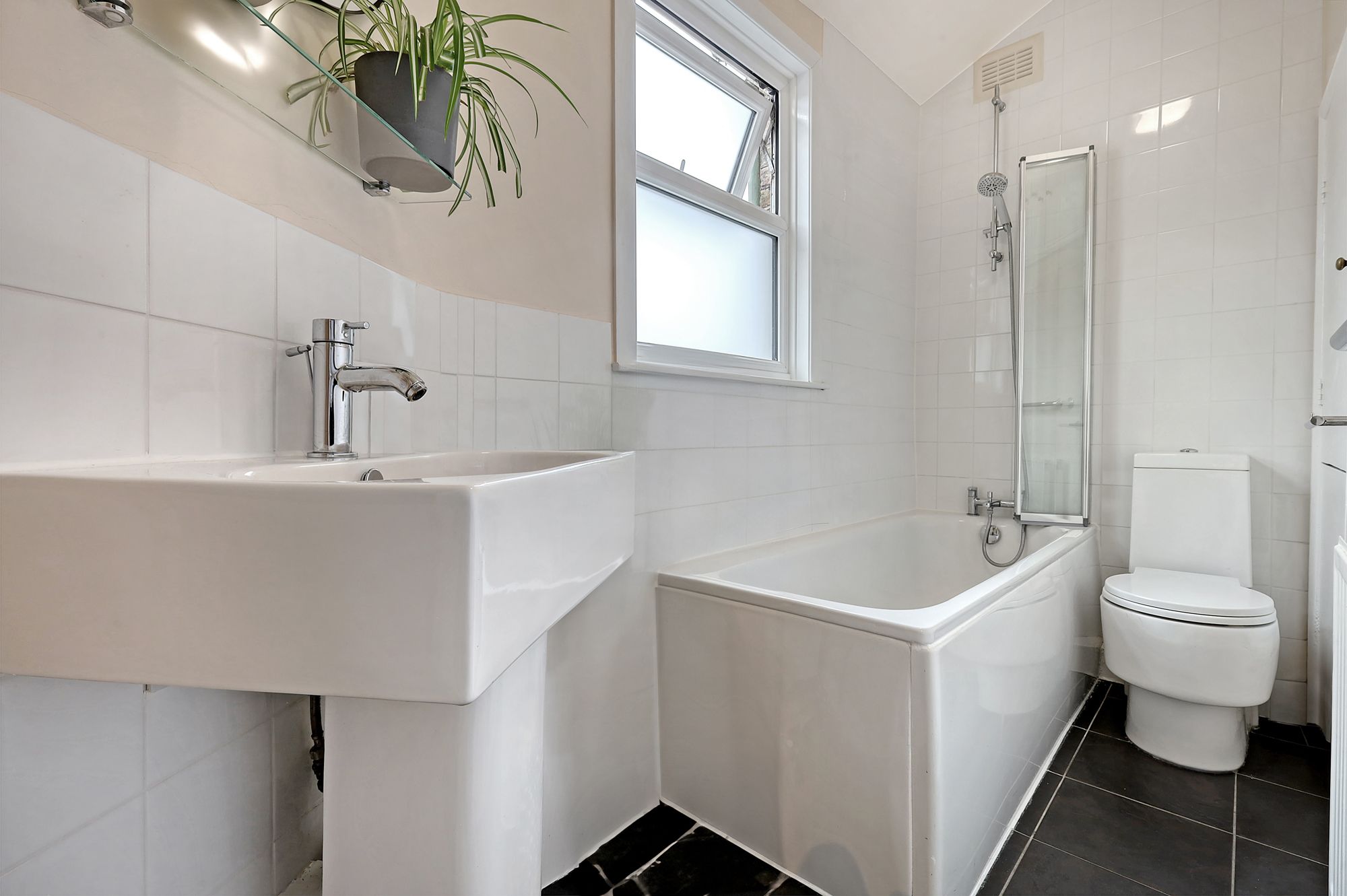 3 bed flat for sale in St. Annes Road, London, E11  - Property Image 14