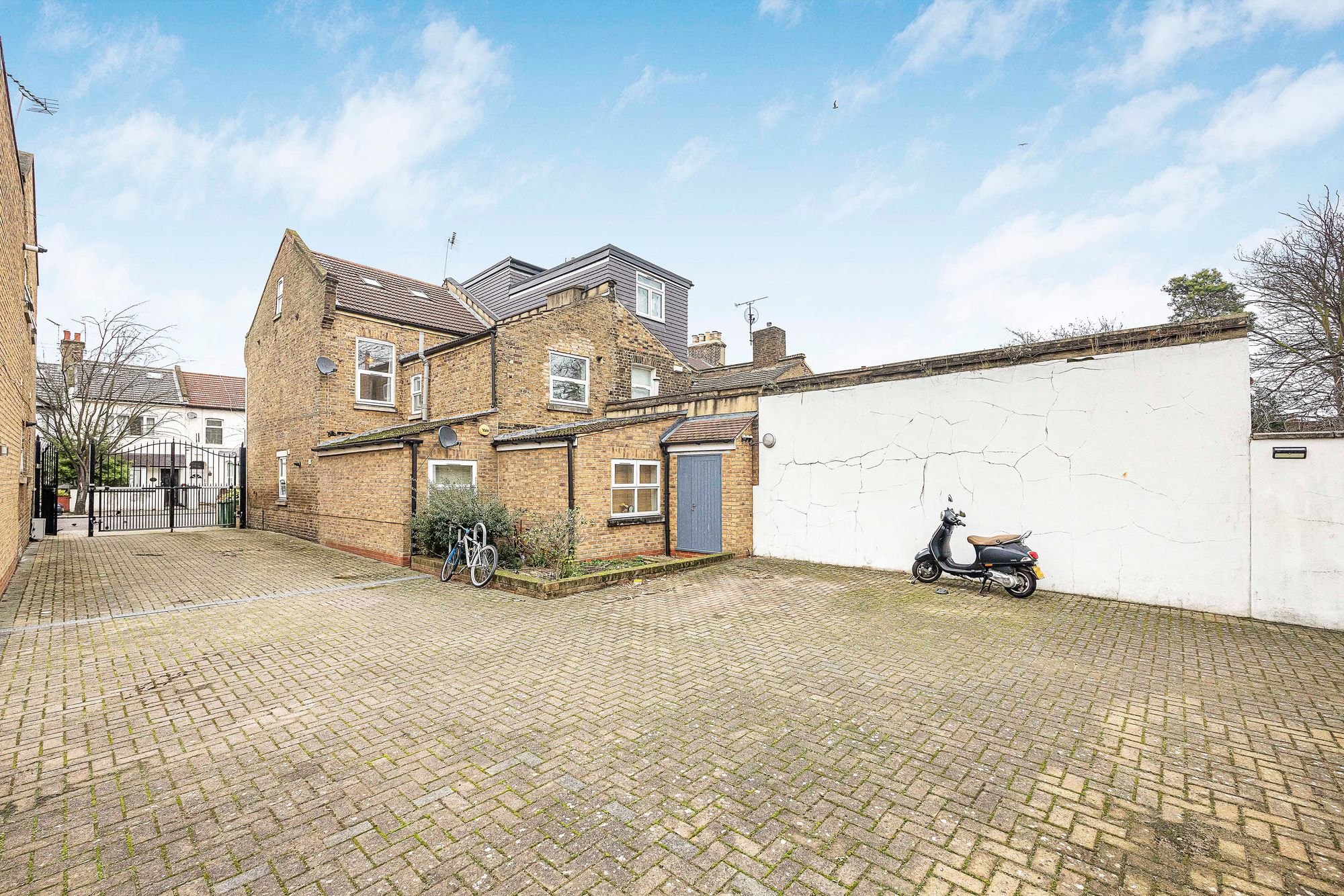 2 bed flat for sale in Chobham Road, London, E15  - Property Image 15